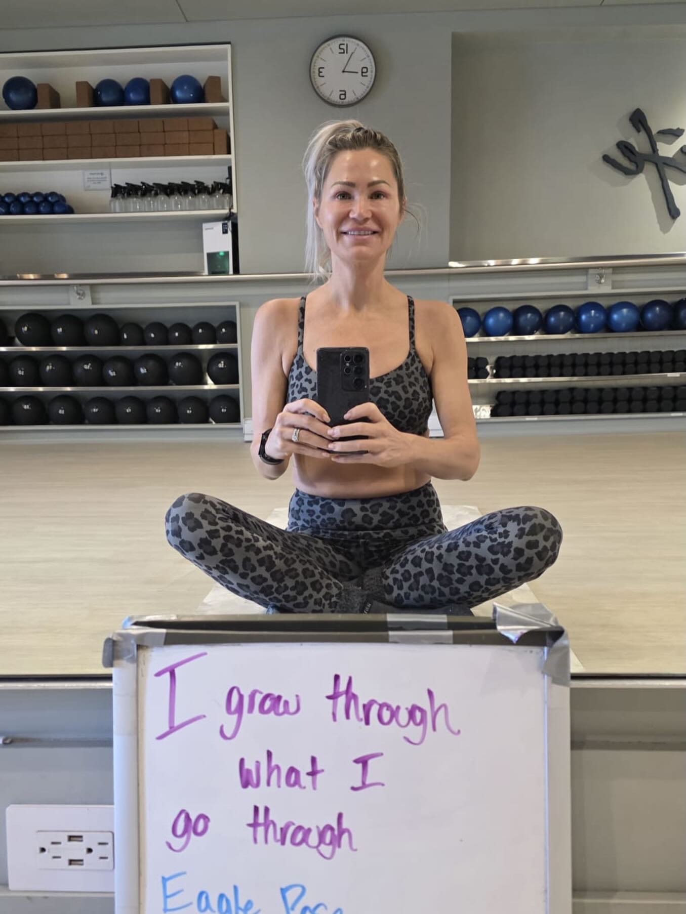 Monday mood. New pose, new mantra 🤍