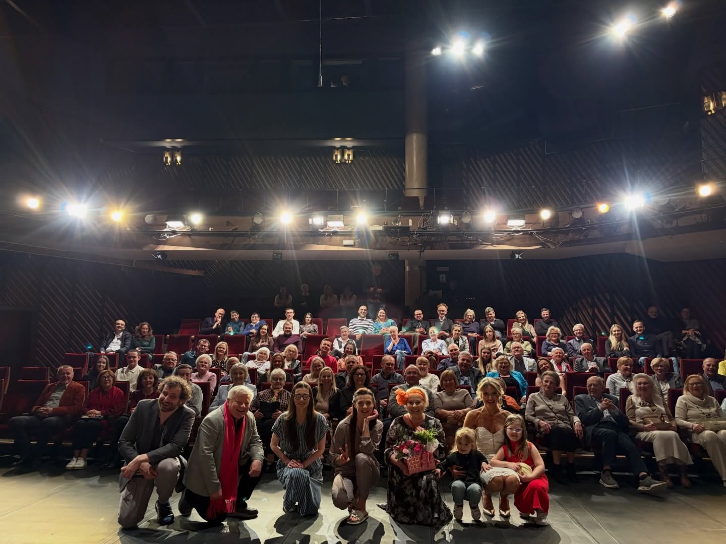 I tak zamykamy ten piękny, teatralny weekend… 🎭
Wczoraj „Prawda”, dziś „Wesoły Wdowiec” – i od razu czuć, że wiosna na scenie rozgościła się na dobre!
„Wesoły Wdowiec” to nie tylko spektakl – to spotkanie z humorem, który rozbraja dialogiem i energią, która niesie się daleko poza scenę. Lekkość, ironia, tempo i aktorska precyzja sprawiają, że śmiech przychodzi naturalnie… a wychodzi się z teatru lżejszym o kilka trosk.
Dziękujemy naszej cudownej publiczności ❤️
Z radością widzimy, że są wśród Was osoby, które odwiedzają nas po raz pierwszy. To dla nas ogromna satysfakcja, że nasza teatralna rodzina wciąż się powiększa!
Jeśli było Wam z nami dobrze – polecajcie nas dalej. Niech ta dobra energia idzie w świat!
A jeśli jeszcze nie widzieliście „Wesołego Wdowca” – spokojnie…
kolejna okazja już 18 kwietnia 😉
Tymczasem nie zwalniamy tempa!
Już za tydzień wraca nasza nowość – „A więc to miłość” 💫
📍 28–29 marca – Kielce
A 27 marca, z okazji Międzynarodowego Dnia Teatru, zapraszamy Was do Centrum Kultury w Jędrzejowie – świętujmy razem to, co kochamy najbardziej!
Do zobaczenia w teatrze 🎭
#teatr #teatrkielce #kielce #teatrtetatet #komedia