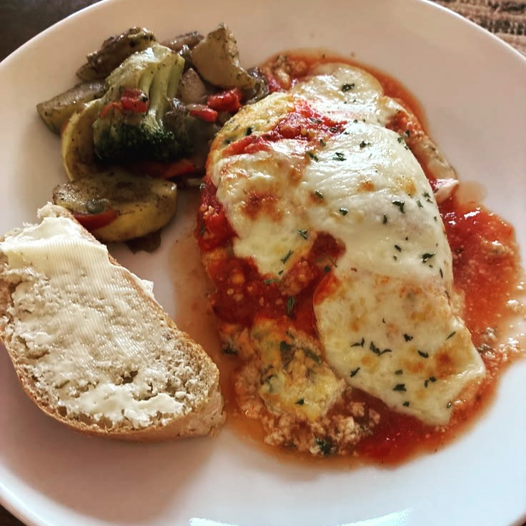 I saw a video on Instagram, immediately paused my scroll, and thought — I have to make that. So, I did.
Meet my Lasagna Chicken Bake — all the best parts of lasagna (creamy ricotta, sautéed spinach, rich sauce, that golden bubbly mozzarella top) layered right over tender seasoned chicken breasts. No pasta. Low carb.
Looks like you slaved over it. You absolutely did not.
We had it Sunday night with roasted veggies to keep it low carb — and okay, a little homemade Italian bread on the side because I have zero regrets.
Full recipe is linked in bio or here: https://www.fiftyseasonedlife.com/recipes/lasagna-chicken-bake
#LasagnaChickenBake #LowCarbDinner #ChickenRecipes #EasyDinnerIdeas #FiftyAndSeasoned #ComfortFood #LowCarbComfortFood #RicottaChicken #WeekendDinner #ItalianInspired #HealthyComfortFood #WomenWhoCook #MidlifeFood #SundayDinner #EasyItalian