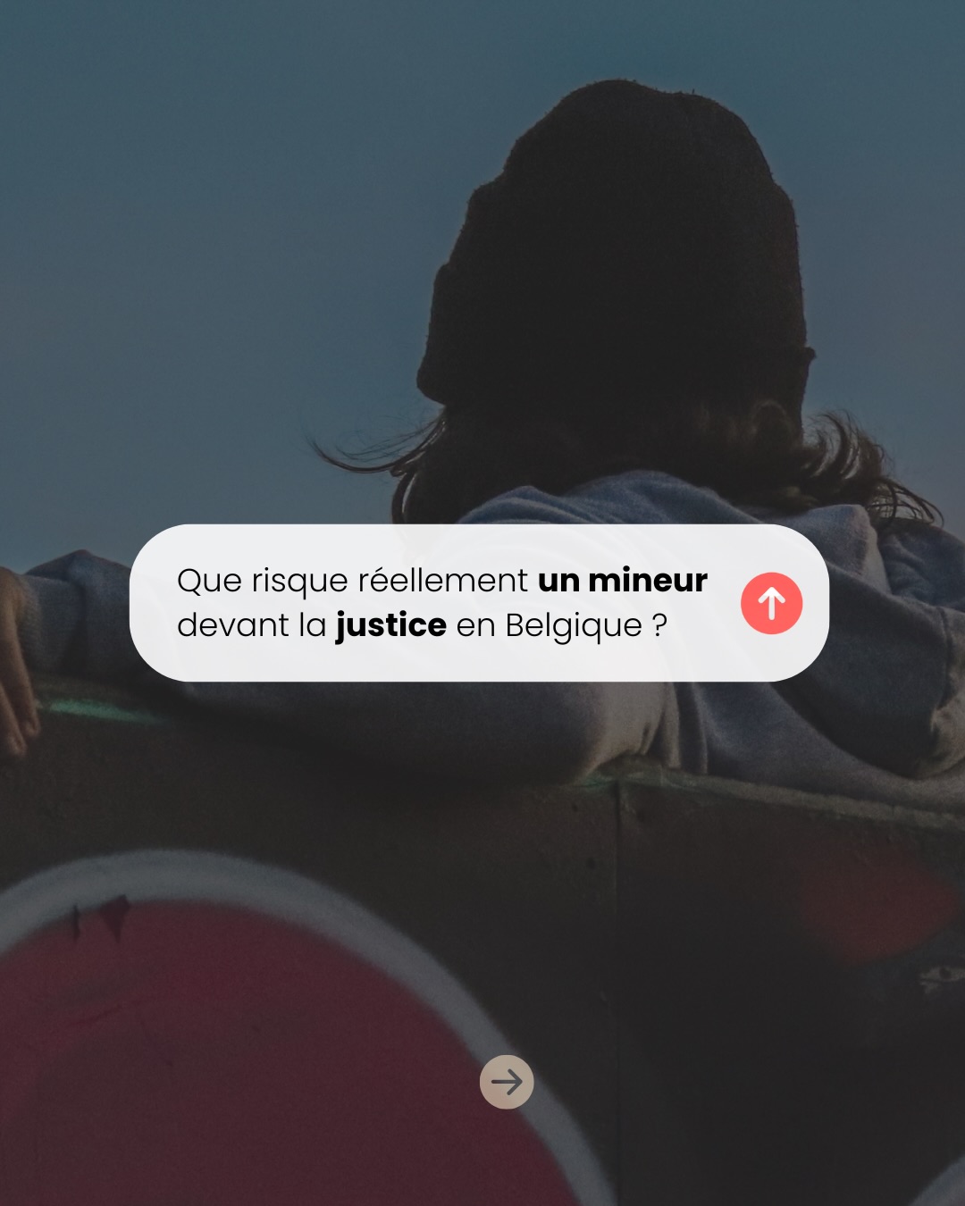 Beaucoup de parents pensent qu’un mineur “ne risque rien” devant la justice.
Mais la réalité est plus nuancée.
En Belgique, un mineur ne relève pas du droit pénal classique.
On ne parle pas d’infraction au sens strict, mais d’un fait qualifié infraction (FQI).
Un seuil existe : 12 ans, à partir duquel une véritable intervention du juge de la jeunesse est possible.
Le tribunal de la jeunesse peut alors décider différentes mesures :
réprimande, suivi éducatif, prestations, médiation avec la victime ou placement dans une structure spécialisée.
Dans les situations les plus graves, un placement en institution publique de protection de la jeunesse (IPPJ) peut être ordonné.
Et à partir de 16 ans, le tribunal peut exceptionnellement décider de renvoyer le mineur devant la justice pénale des adultes.
Enfin, un point souvent méconnu :
les parents peuvent être civilement responsables et devoir indemniser la victime pour les dommages causés par leur enfant.
Chaque situation est différente.
Comprendre le fonctionnement de la justice des mineurs permet souvent d’éviter des erreurs et de mieux réagir.
Un doute, une question ? Contactez-nous directement par mail ou téléphone.#droitpenalbelge #justicedesmineurs #avocatpenaliste #responsabilitecivile #avocatbelgique