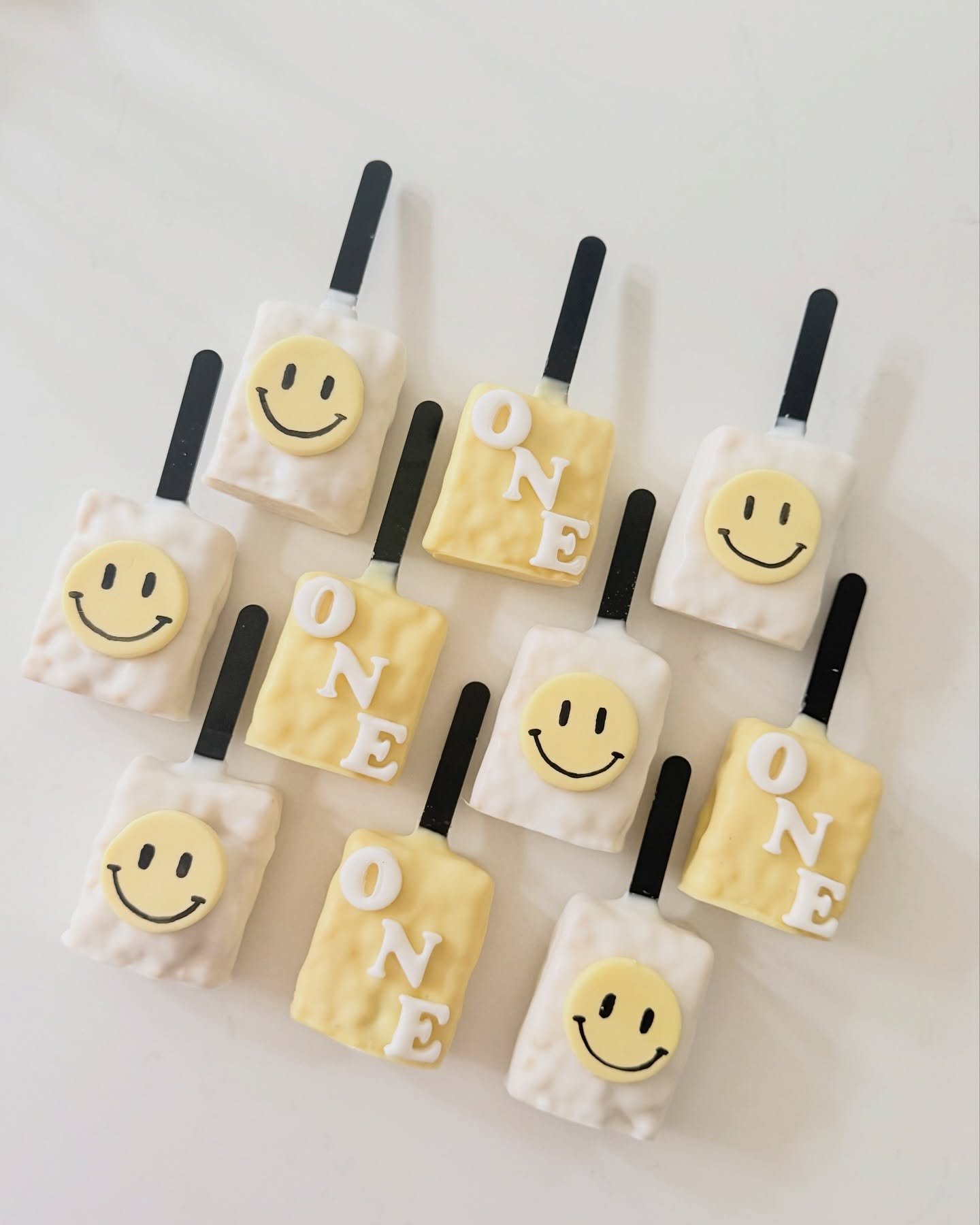 One Happy Dude is turning ONE! 😎💛
Yellow smiley Cakelets, Rice Krispy Treats with “ONE” and smiley faces, sprinkle cake pops, and all the happy vibes to celebrate this sweet milestone.
Simple, bright, and full of smiles for a special first birthday. ✨
#onehappydude #firstbirthday❤️ #birthdaytreat #smiley #cakepops
