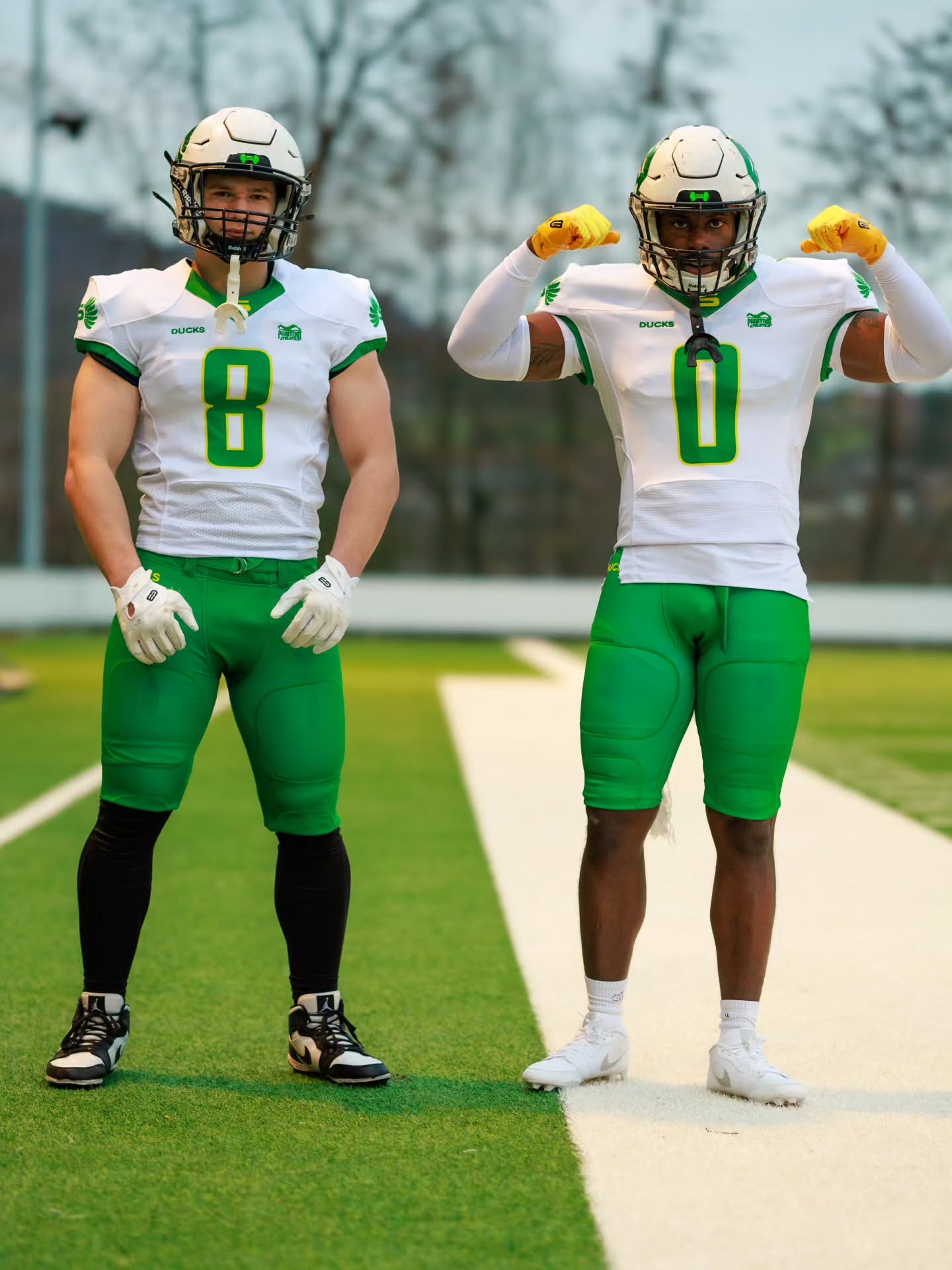 🤍💚 GREEN IS THE NEW BLACK 💚🤍
Wir dürfen euch stolz unsere neuen Jerseys präsentieren, mit denen wir von nun an auflaufen werden.
Gemeinsam mit @phantom.athletics heißt es für uns: Back to the roots. Bei unserer Gründung war haben wir uns die Ducks aus Oregon als Vorbild genommen, unsere neuen Uniforms sind eine Hommage an das NCAA-Team. 🦆
Wie gefällt euch unser neuer Look? 🔥
Pics by @stefan_pdyl
#flywithus #DucksFamily #afl2026