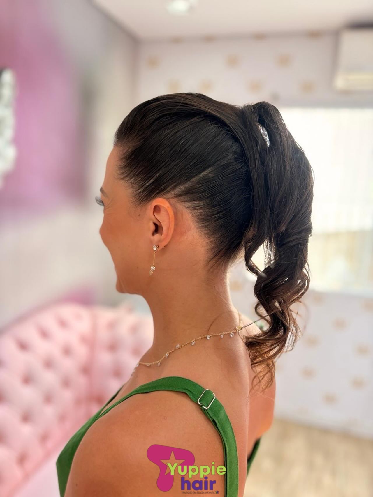 Elegância que fala por si. Cada detalhe é pensado seja das crianças ou dos adultos. Sim, papais e mamães também têm seu espaço por aqui. Um atendimento completo para toda a família, com estilo, cuidado e personalidade.
Agende seu horário e venha viver essa experiência. 📲
#SalaoDeBeleza #BelezaFeminina #CabeloPerfeito #Penteado #Autoestima