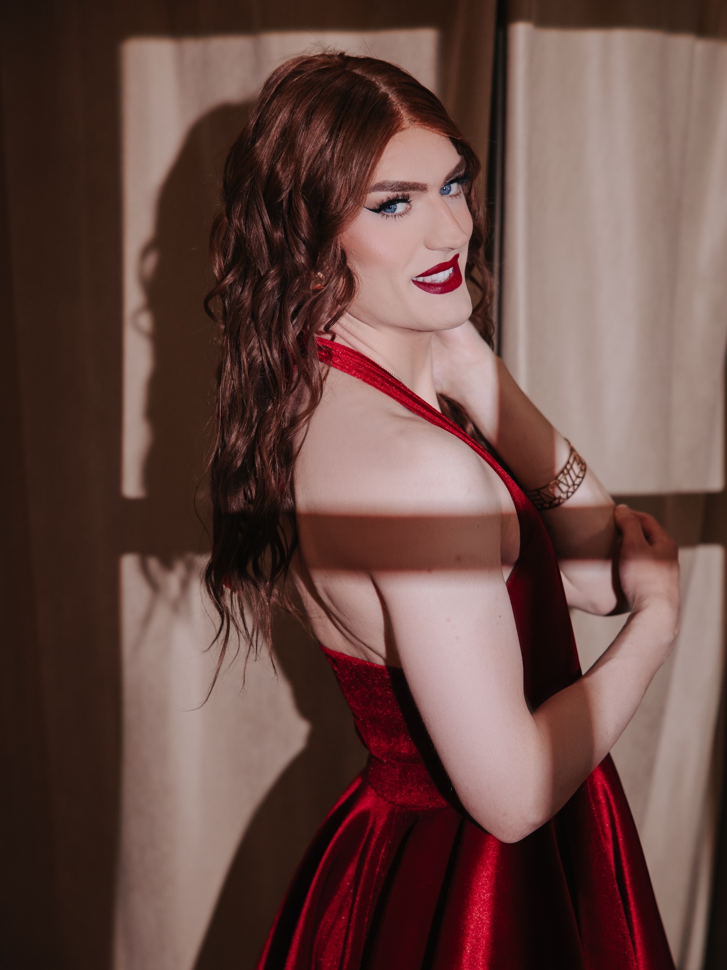 My gorgeous @holly_astrid_w ❤️❤️
In my “window” 🤣 if you’ve been to the studio recently you’ll know how obsessed I am with this light at the moment. “Get in the window!” And I think Holly looks STUNNING in it too ❤️ More new lighting equipment on its way for us all to play with so I’m very excited…ALL the windows 🪟🪟