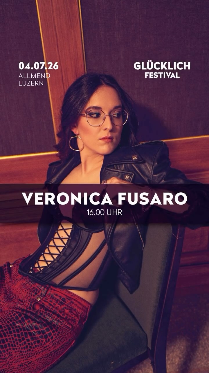 Der nächste Glückskeks ist geknackt 🥠✨
Und darin steckt Veronica Fusaro.
Sie steht dieses Jahr für die Schweiz am Eurovision Song Contest auf der Bühne – und im Sommer dann bei uns auf der Allmend Luzern.
Freut euch auf modernen Indie-Pop mit internationalem Sound und einer Stimme, die unter die Haut geht.
Wer freut sich? 👀
📅 4. Juli 2026
📍 Allmend Luzern
GRÖSSER. BESSER. GLÜCKLICHER! 💜💛🩷
👇 Wen wollt ihr als Nächstes im Glückskeks sehen?
#GluecklichFestival #VeronicaFusaro #LineUpDrop #Luzern #FestivalSommer