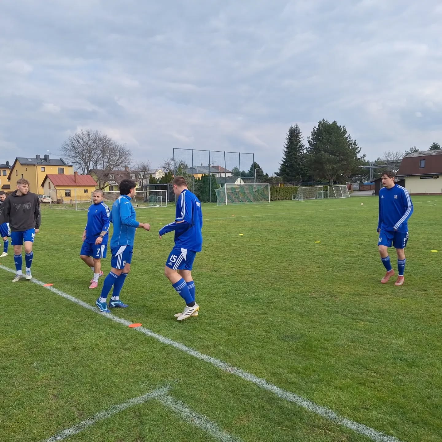 SK Komárov – TJ Sokol Šilheřovice 1:3 (1:2)
💪Sestava: Szkuta,Denis Lukáš, Filip Redzina,Petr Redzina,Schulla,Enrico D Agnelli, Miník, Petruška, Tkačík, Patrik Petr, Čecháček.
Náhradníci: Wozniak, Rusnok, Roman Redzina,Kubík.
⚽️ Branky: Tkačík, Čecháček, Petruška
Do jarní části jsme vstoupili vítězně! 💪
Na hřišti v Komárově nás čekal hned ostrý start a domácí šli v 16. minutě do vedení po standardní situaci. Naštěstí jsme rychle zareagovali – po centru Miníka srovnal Pavel Tkačík na 1:1. Ještě do poločasu jsme skóre otočili, když se prosadil Jan Čechaček. 🔄
Do druhé půle jsme vstoupili aktivně a třetí gól přidal Vojtěch Petruška parádní střelou pod víko – 1:3 🚀
Zbytek zápasu byl bojovný, domácí hrozili hlavně ze standardek, my z rychlých brejků (dvě branky nám ale kvůli ofsajdu nebyly uznány). Závěr jsme si už pohlídali a vezeme domů cenné tři body! ✅
👏 Kluci makali naplno celý zápas – zasloužené vítězství!
⭐️ Hráč utkání: Vojtěch Petruška