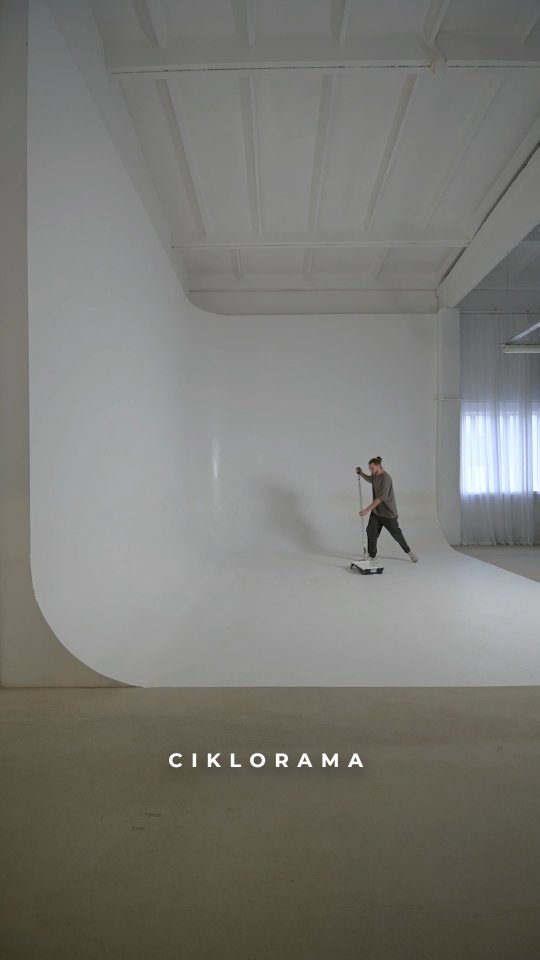 Ciklorama, stiklorama, baltas ovalus kampas ir visaip kitaip vadinama ctiklorama. Statėme ne taip ir trumpai tik 5 mėnesius.
Vienas meistras širdį sugadino, kitas šiaip pabėgo, bet kažkaip užbaigėme :)
Ji, gražuolė mūsų, aukščiausia Lietuvoje - 5 metrai aukštis.
Tobula foto video didingiems kadrams ar tieisog reels filmavimui kai norisi tvarkingos aplinkos ar sugalvoti ką nora gražaus workshopams.
Aukštis 5m, kairėje 6m dešinėje 5m.
Jei esi fotografas, videografas ar šiaip reikia turinio rezervuok, skambink:
https://www.studio101.lt/rezervacija
065147414
@studio101.lt
-
#cikloramakaune #cikloramalietuvoje #fotostudija
#fotostudijakaune ##videostudijakaune