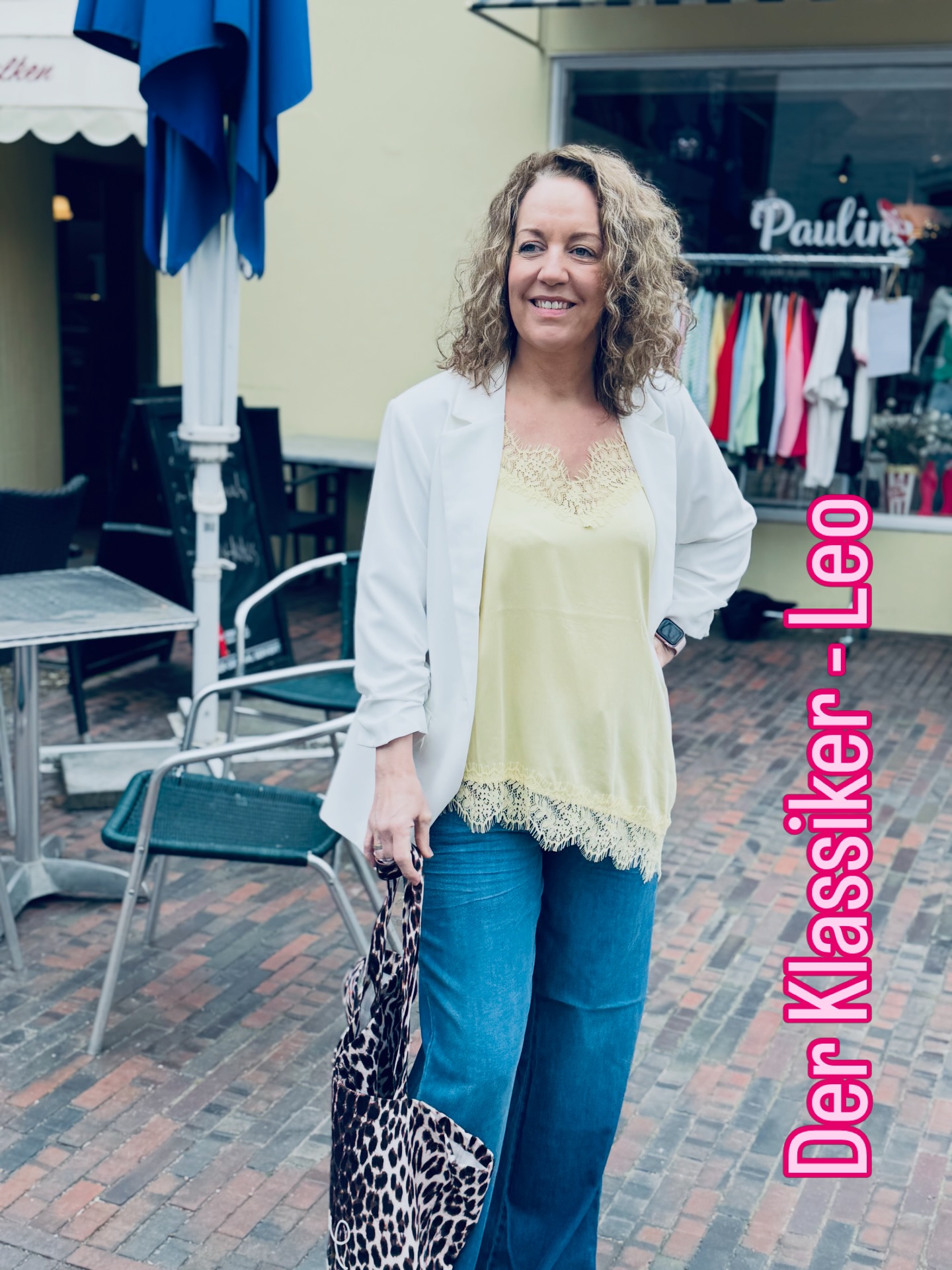 Gleicher Blazer, gleiches Top – aber heute mit weiter Jeans. Weil gute Teile einfach immer funktionieren. 🩷
Das Tami Satin Top von Oh April in Butter Yellow und der Blazer von Cream machen heute auf lässig: mit weiter Jeans statt Leo-Leggings. Und die Leo-Tasche bringt den Print dann eben auf anderem Wege zurück. 🩷
Zwei Tage, zwei Looks, ein Grundprinzip: gute Teile kombinieren sich von selbst.
Das Top gibt’s hier: https://www.paulineworpswede.de/product-page/oh-april-tami-satin-top-butter-yellow
📍 Pauline Worpswede – Bergstraße 26, 27726 Worpswede
🕐 Mo–So, 11–18 Uhr
#PaulineWorpswede #OhApril #Cream #Outfitinspo #Worpswede