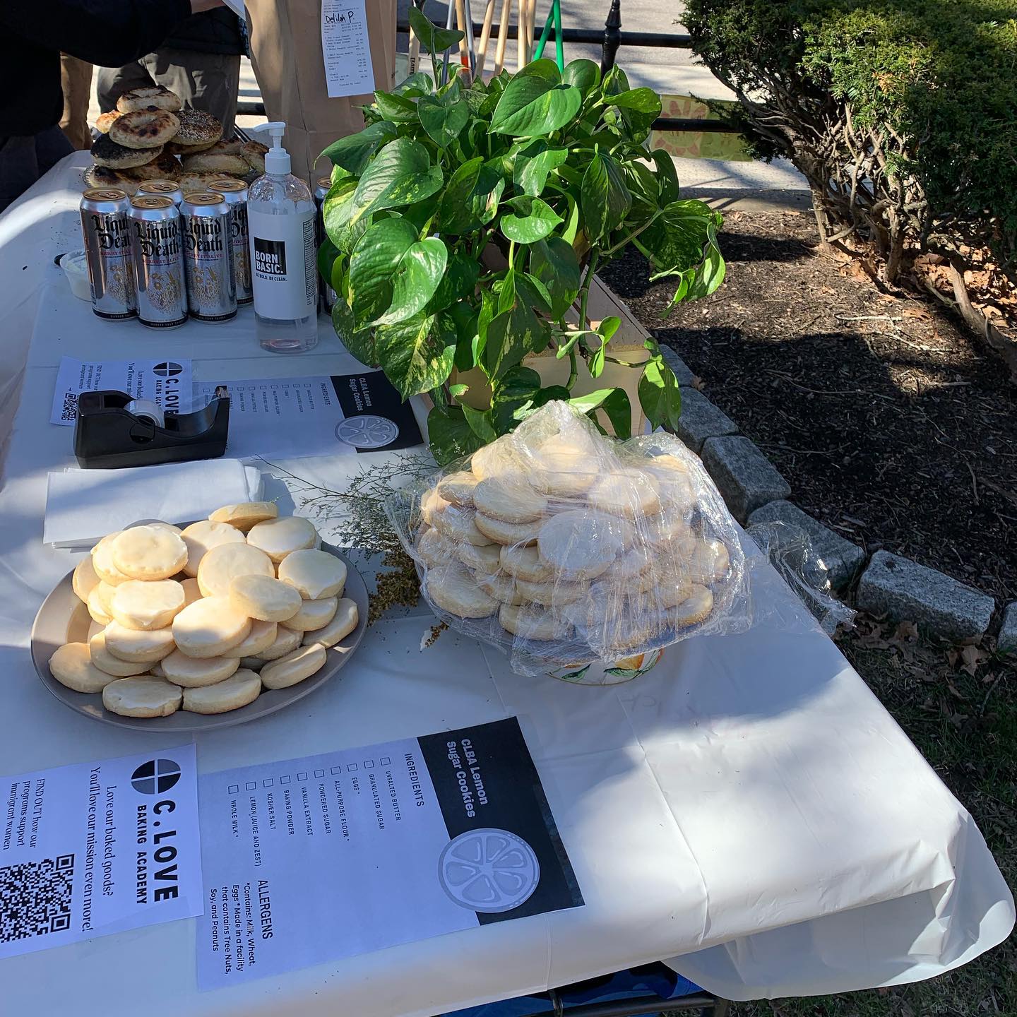 🌎🌏 TOMORROW IS EARTH DAY!🌍🌏What are you doing to celebrate this beautiful planet? C. Love has donated delicious lemon sugar cookies to the @heartofbiddeford City Cleanup and Sunflower Planting Event 🧹🗑️🌞🌻. Check them out! Big thank you to everyone participating in making the city a little bit cleaner and a little bit greener. 👩🏻🌾⛲️
#earthday #earthday2024 #pastry #donate #sunflower #springcleaning