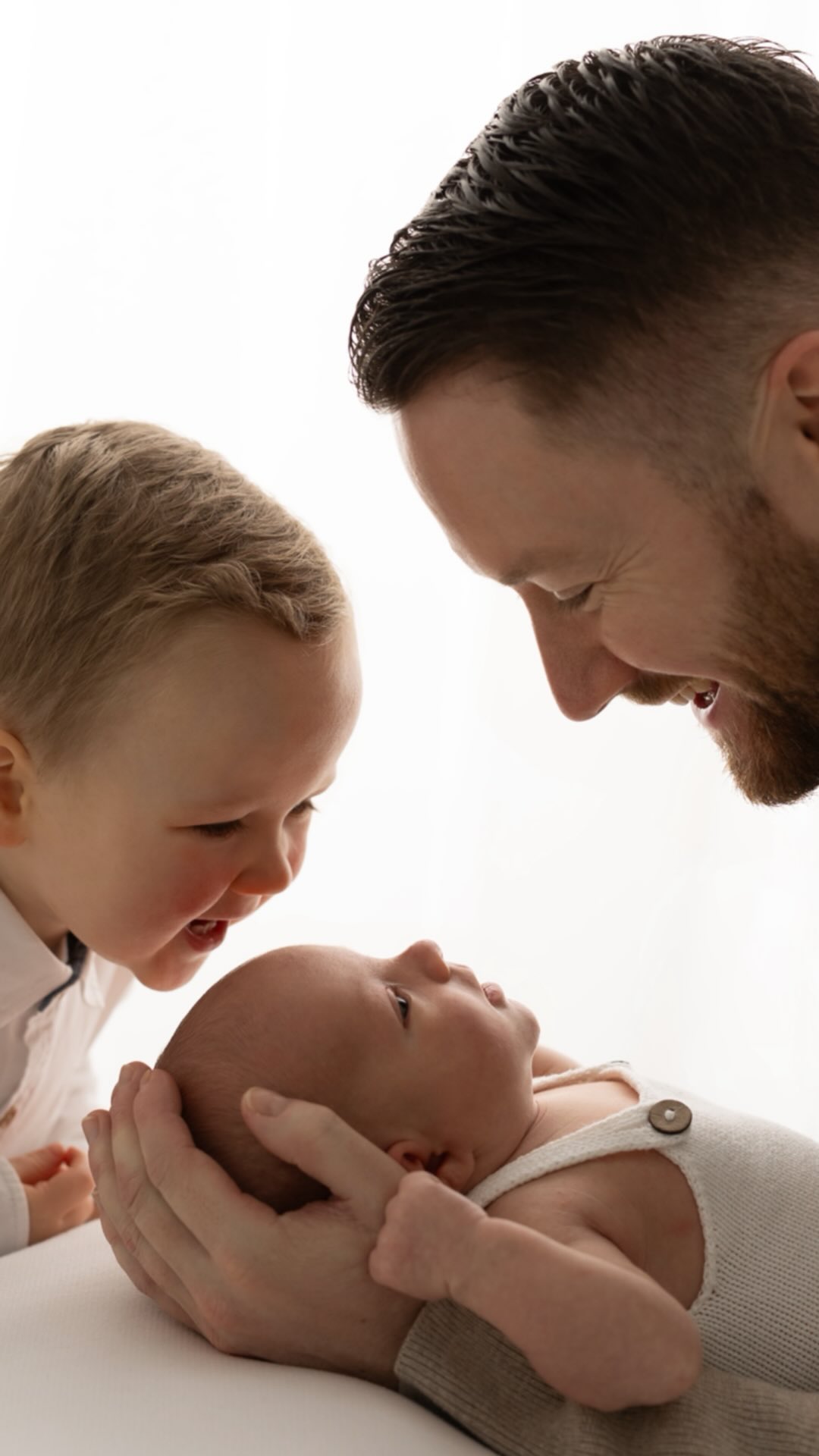There’s often an unspoken pressure dads carry walking into a newborn session 🤍
Wanting everything to go smoothly, unsure of what to expect and even how to hold your little one where it will look good when photographed.
My job is to remove that uncertainty, creating a calm experience where everything is taken care of with patience and expertise.
So you can step into the moment with confidence, knowing you and your baby are in safe hands ✨🥰