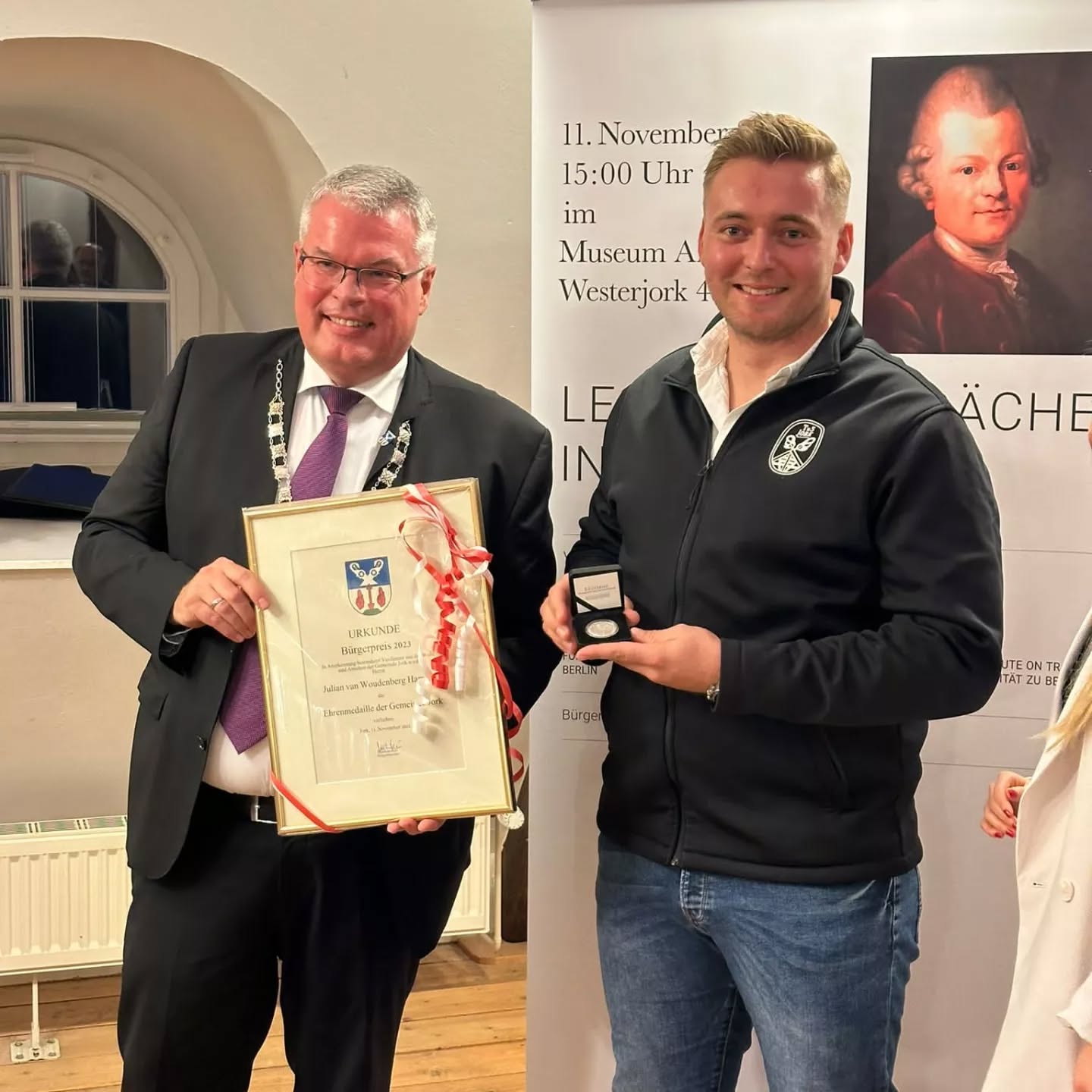 Am vergangenen Wochenende wurde @julian.vanwoudenberg mit dem Bürgerpreis der Gemeinde Jork ausgezeichnet.
Wir gratulieren ihm vom Herzen zu diesem Preis, den er sich durch herausragendes Engagement für den Jorker Vereinssport mehr als verdient hat!
Seit seinem Amtsantritt im Herbst 2020 hat er es trotz der Herausforderungen der Corona-Pandemie geschafft, 300 neue Mitglieder für den Sport im @tusjork zu begeistern. Ein unglaublich wichtiger Beitrag für den sozialen Zusammenhalt und die Gesundheit in der Gemeinde.
Durch seine durchdachten Vorschläge zum Ausbau und Modernisierung der Sportanlagen wird die Gemeinde sportlich deutlich aufgewertet und zukunftsfest. So wurde beispielsweise 2021 eine neue Flutlichtanlage installiert.
Wir freuen uns auf die weitere Zusammenarbeit und die Möglichkeit, gemeinsam den Sport in Jork zu fördern!
#unserherzfürjork
#sport
#engagement
#bürgerpreis