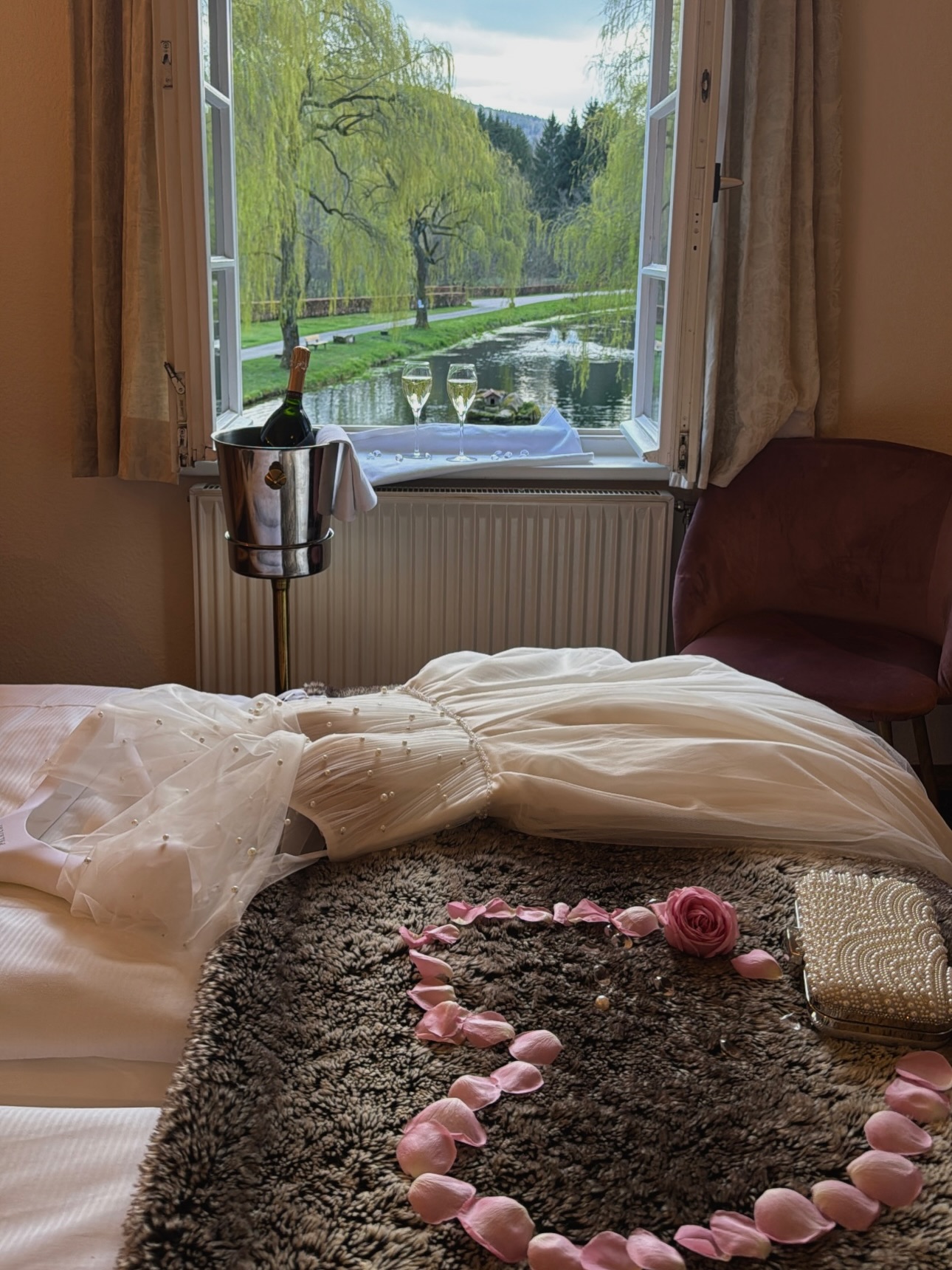 The answer is Yes. 💍
Ein Traum, den ihr gemeinsam träumt… 💭
Ein Blick, ein Lächeln, ein Herzschlag – und plötzlich fühlt sich alles genau richtig an.
Eure Liebe. Eure Geschichte. Euer perfekter Ort. 💝
Pure Eleganz. Jedes Detail liebevoll abgestimmt – geschmackvoll, stilvoll, einfach magisch.
Dein Brautkleid, das alle verzaubert – atemberaubend schön, sodass jeder Blick für einen Augenblick innehält.
Seine Hand in deiner… und eure Trauringe beginnen zu funkeln, als würden sie all die Versprechen widerspiegeln, die euch für immer verbinden. ✨
Eure Liebe. Eure Geschichte. Euer perfekter Ort. 💕
#hochzeit #wedding #hochzeitslocation #brautkleid #trauringe love