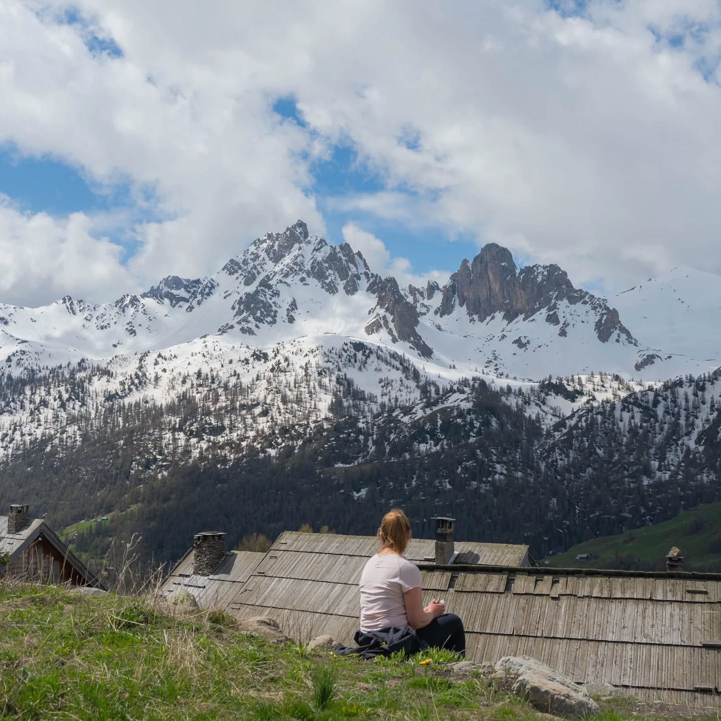 🧡Al meer dan 6 jaar trekken we met Passage op een innerlijk en uiterlijk avontuur.
De bergen als bedding, de groep als spiegel, de natuur als bondgenoot.
En telkens opnieuw horen we dit van deelnemers:
✨ “De zorgzaamheid en afgestemdheid waarmee alles begeleid werd…”
✨“Ik had nooit verwacht me zo veilig te voelen bij onbekenden.”
✨ “Een veilige bedding die zoveel ruimte gaf om te exploreren.”
✨ “Het was magisch… mijn lijf herinnert het zich nog steeds.”
✨ “Ik heb nu tools om verder te gaan met wat is aangeraakt.”
✨ “De balans tussen structuur en vrijheid was perfect.”
✨ “Ook de gezonde maaltijden waren enorm voedend.”
✨ “Ik voel me nog steeds krachtig en levenslustig.”
✨” Ik heb ervaren dat ik meer kan dan ik dacht.”
✨ “Ik voelde me terug tot leven komen.”
✨ “Zoveel aandacht voor detail.”
✨ “Alles klopte precies.”
✨ ...
Wat we doen is moeilijk in woorden te vatten — maar het effect is voelbaar, transformeren en blijvend. Dankjewel aan iedereen die het al is komen ervaren. 🙏😊
🗻 Ben jij benieuwd of een Passagetocht iets voor jou kan betekenen?
Ik nodig je graag uit voor een vrijblijvende online kennismaking, waarin je kan proeven van onze manier van werken en al je vragen kan stellen.
Stuur me een berichtje of reageer hieronder en ik bezorg je alle info 🌿
Tot snel!
Karlien
🦋
📸 🙏 Bedankt @studiomonte voor de prachtige foto.
#passagetochten #wandelretraite #therapeutischereis #persoonlijkegroei #Zelfontwikkeling