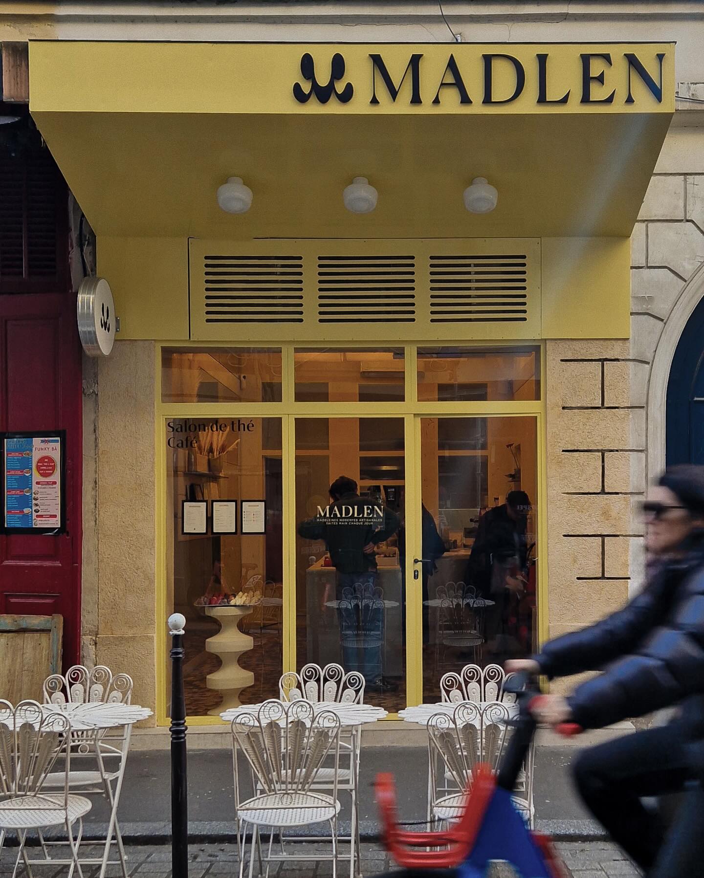 MADLEN X MOJO COFFEE club
Derrière Madlen, il y a Caroline, la fondatrice. Son parcours dans le monde du luxe lui a inspiré une idée simple mais efficace : proposer des produits bons, mais beaux et surtout accessibles.
Au 6, rue Cadet, on trouve donc de très belles madeleines, savoureuses, aux parfums parfois classiques mais aussi trendy (vanille, coque au chocolat, ou encore matcha en passant par citron/pistache).
On valide l’endroit à 100%, tant pour les gourmandises que pour y faire une pause café. Dans le moulin, notre Bule Hora d’Ethiopie, extrait sur une Marzocco Linea Classic S, la machine idéale pour répondre aux envies express de goûter, sans faire de compromis sur la qualité ☕
Si vous voulez ajouter à votre carte des madeleines qui font la diff, vous savez qui contacter ;)