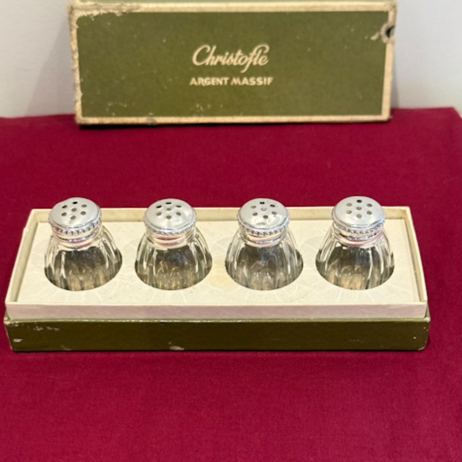 Christofle 4 salières en cristal et monture argent .
Hauteur : 4,3 cm
Très bel état pour ces 4 salières marquées Christofle au revers et poinçon Minerve.
🛒 prix 150€ disponible dans la boutique en ligne .
#argenterie #salière #argent #christofle #artdelatable