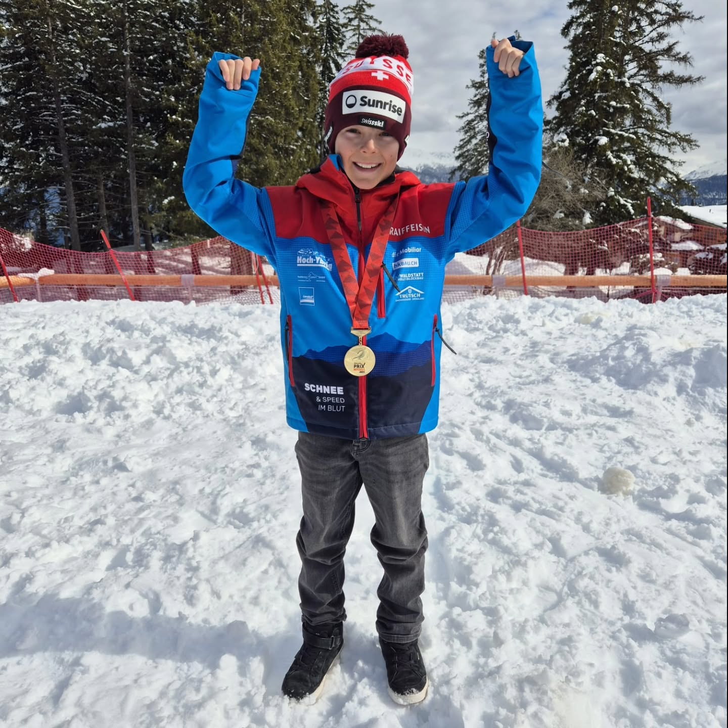 S'Tüpfli ufem i am letschtä Finaltag🚀🔥
Im zweite Rännä setzt üsä Matteo no zwei obä druf💥
Är fahrt ganz z’oberscht uf s’Podest und holt sich dä sensationelli 1. Rang🥇💥
Dä Noah bestätigt sini Top-Form und sichert sich gad numal dä grossartigi 10. Rang💪🏼🤩
Und au dä Rest vo üserä coolä Finalcrew hed hüt nu eisch alles gä und mit viel Kampfgeist starchi Läuf abglieferet💪🏼
Was fürnä genialä Abschluss vomenä supercoole Final in Crans Montana🥳
Mir sind fescht stolz uf üsi Crew🤩
Jetzt heissts nu einisch Vollgas bi de letschtä Trainings und Rännä vo derä Saison, bevor mir mit genau dem Spirit i d'Summersaison startet😎☀️