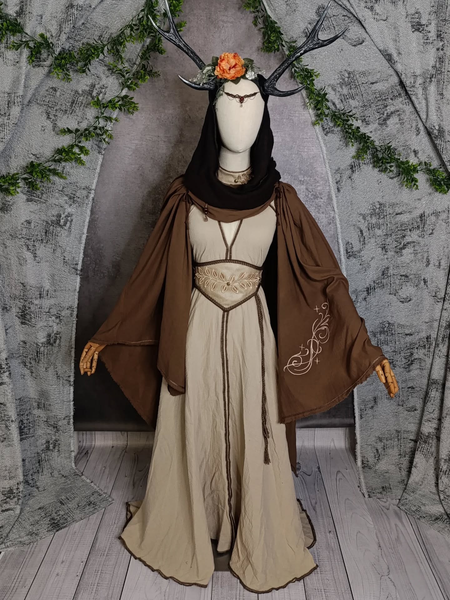 Et une petite tenue tout en douceur à retrouver à @trollsetlegendes ce weekend 🥰🤎