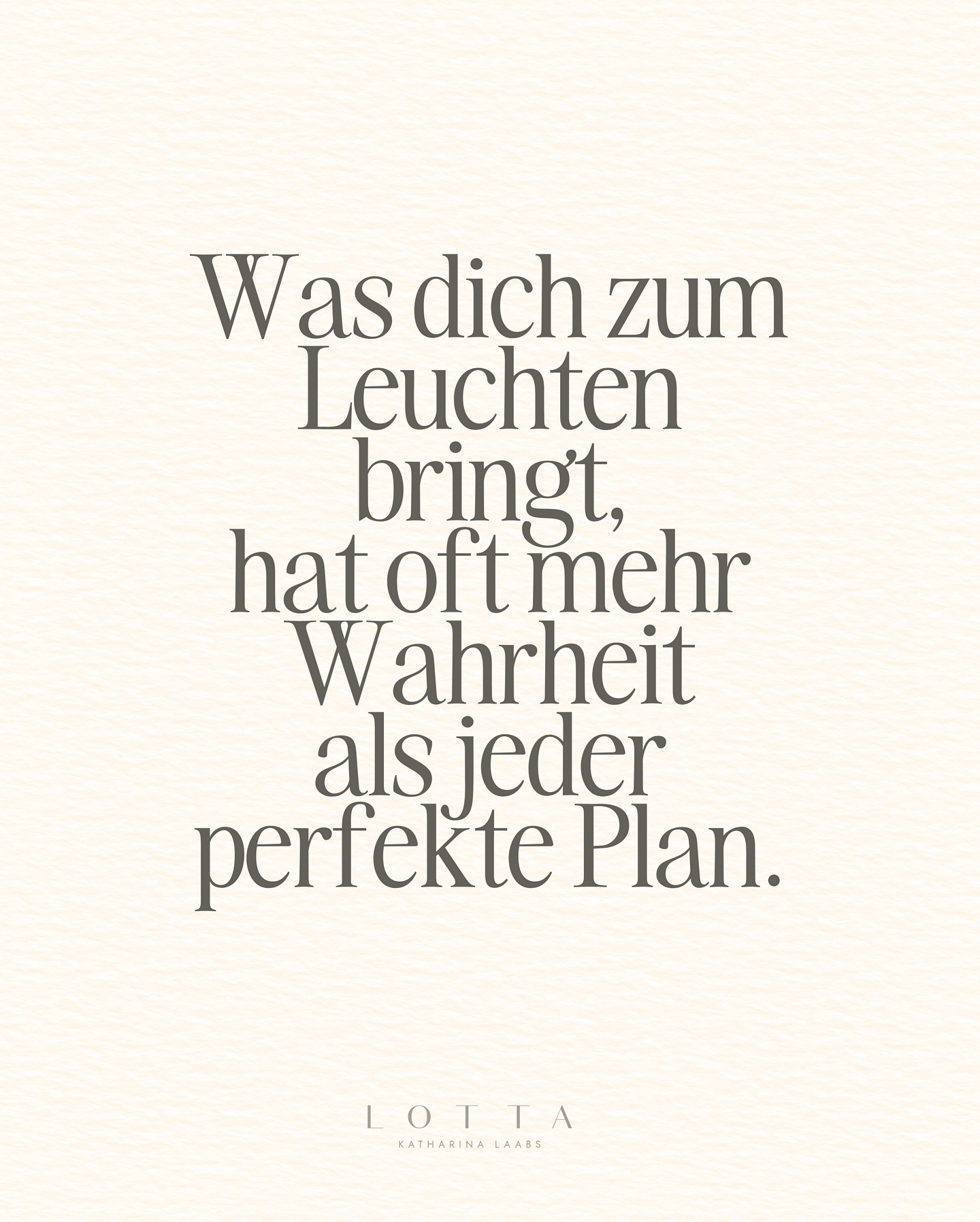 Es berührt mich immer wieder, Menschen dabei zuzusehen, wie sie in ihr Leuchten kommen. ✨
Wie sich etwas in ihrem Ausdruck verändert.
Wie die Augen strahlen.
Wie plötzlich mehr Präsenz, mehr Lebendigkeit und mehr von ihnen selbst spürbar wird.
Besonders liebe ich diese Momente, wenn Menschen auch beruflich ihren eigenen Ausdruck finden.
Wenn sie nicht länger nur funktionieren oder eine Rolle erfüllen, sondern beginnen, aus ihrer Tiefe heraus zu wirken.
Denn genau dann entsteht etwas Echtes.
Etwas Lebendiges.
Etwas, das auch andere berührt.
Auf das LEUCHTEN!
Shine your light!
Lotta
✨✨✨✨✨✨
#shineyourlight #goafteramazing #soulbusiness #businessmentor #sichtbarkeit