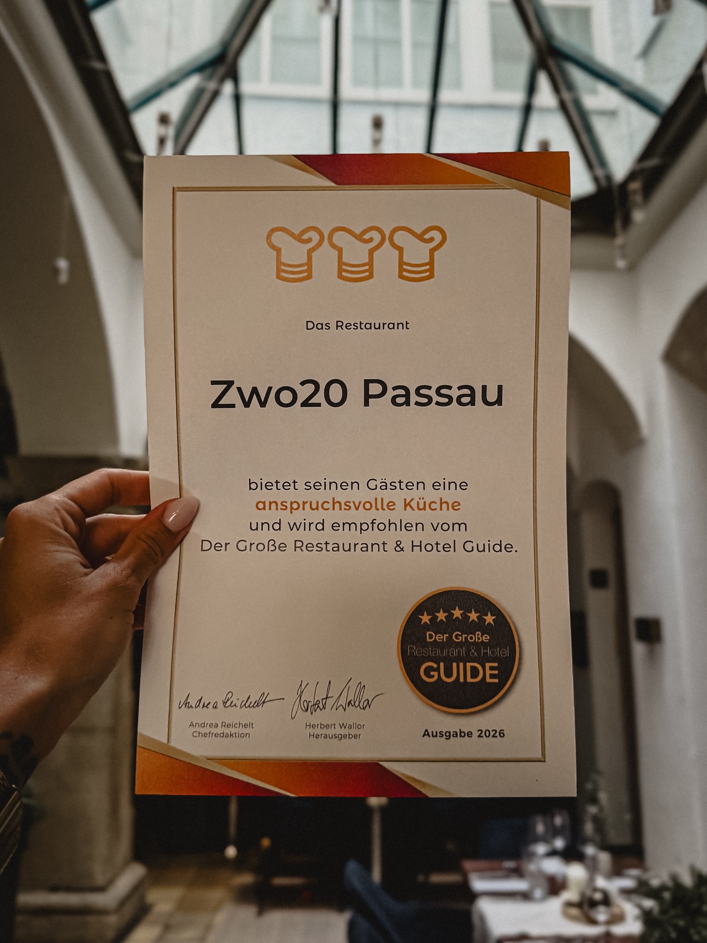 2 Jahre hingen wir nun auf den 2 Hauben mit aufsteigender Tendenz und endlich dürfen wir die dritte Haube des Großen Guides nach Hause holen 🍷
Ich danke meinem Team von Herzen diesen Weg bis hier gegangen zu sein! Lange Tage und Nächte, die viele Organisation, der immer währende Rück- und vor allem Zusammenhalt haben uns diese Auszeichnung ermöglicht, ich bin sehr stolz auf euch! 🧡
Liebe Gäste, liebe Familie - ohne euch, gäbe es uns nicht! Wir sind gesegnet mit Menschen welche uns immer wieder den Rücken stärken und uns manchmal auch wieder in richtige Bahnen lenken, wie von großartigen Gästen, welche uns in unserem zweiten Zuhause all diese schönen Abende bescheren!
Auf alles was noch kommt ! 🥂
#auszeichnung #zwo20passau #restaurant #teamworkmakesthedreamwork