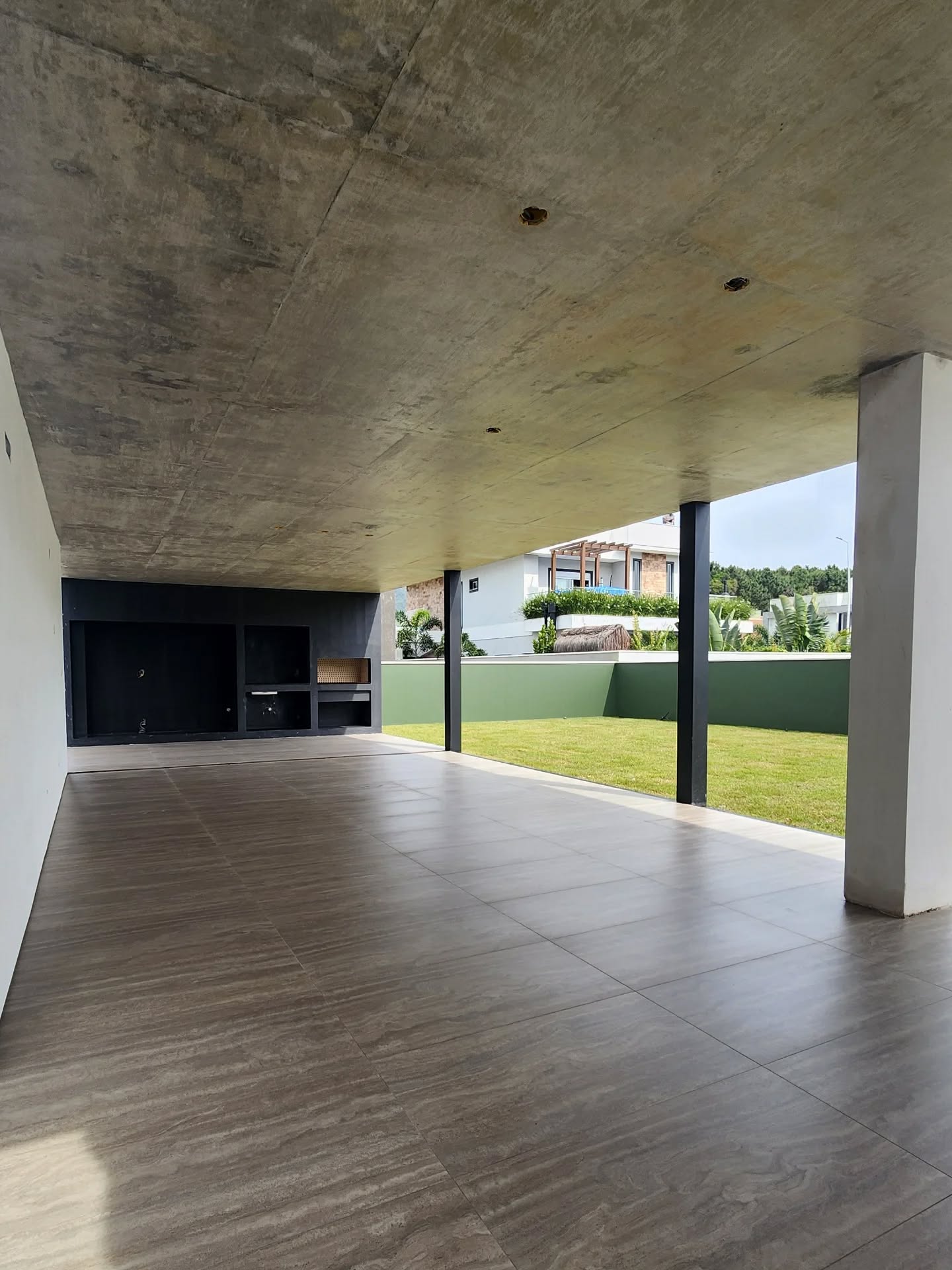 Casa Arvoredo | 2025
Amplitude, luz e concreto. A área social de Arvoredo conecta o interior ao jardim com um gesto simples: um plano de concreto que flutua sobre o espaço e cria sombra, conforto e continuidade visual.
A combinação entre piso uniforme, estrutura leve e aberturas generosas dá ao ambiente a atmosfera essencial da Kubiko: arquitetura que valoriza o cotidiano.
.
Casa Arvoredo | 2025
Amplitud, luz y hormigón. El área social de Arvoredo conecta el interior con el jardín mediante un gesto simple: un plano de hormigón que flota sobre el espacio y genera sombra, confort y continuidad visual.
La combinación entre piso uniforme, estructura liviana y aberturas generosas le da a este ambiente la atmósfera esencial de Kubiko: arquitectura que valora lo cotidiano.
.
www.kubiko.com.br
#kubiko #florianopolis #investimento