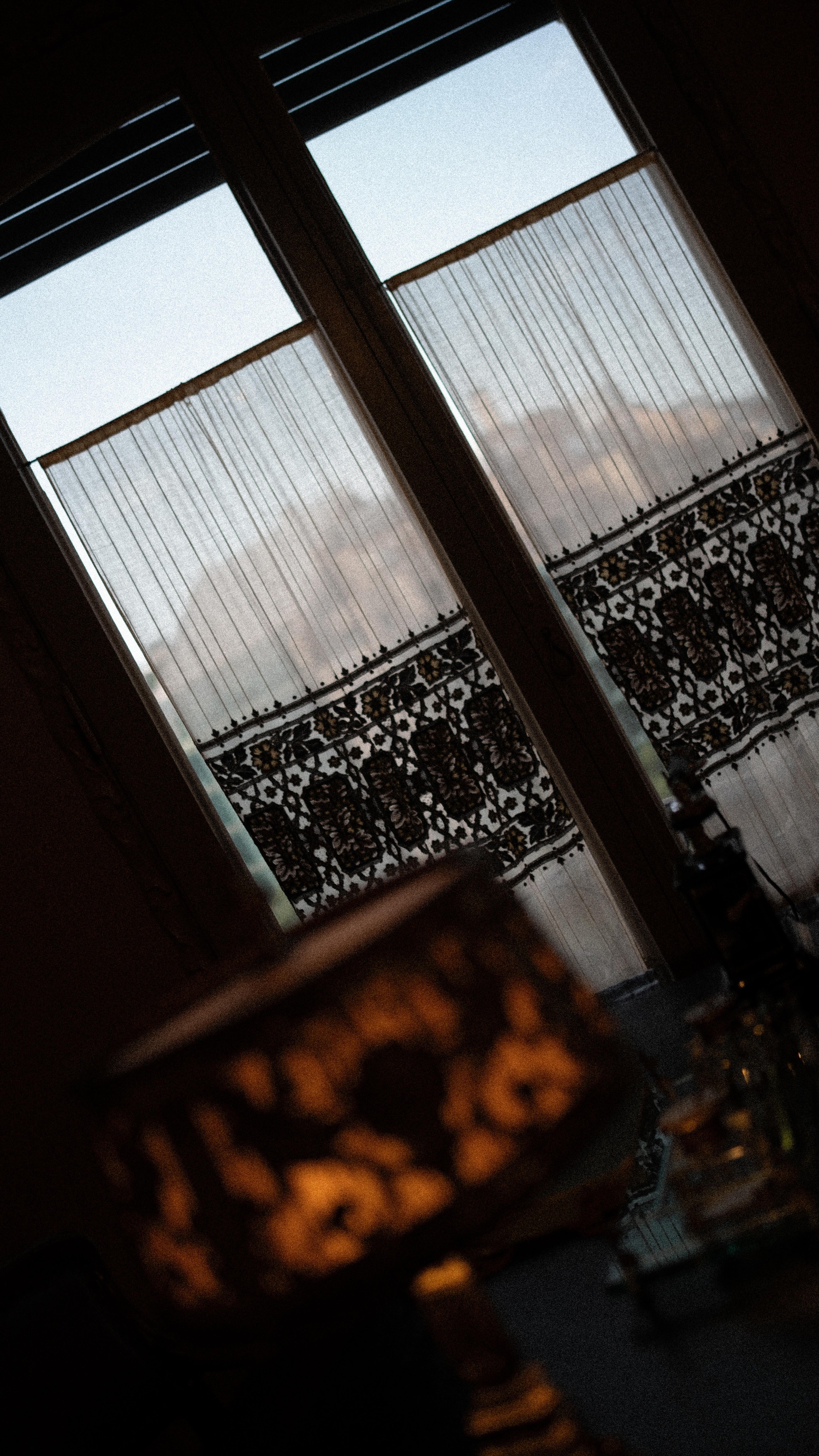 You can visit 100 countries…
and still not really experience one.
Or you can spend just a few hours somewhere…
and let it change you?
The most authentic trip of my life happened when I was a teenager in Cuba, taking buses, staying a homes, and learning from the people around me.
Buuut it wasn’t the lack of luxury that made it authentic.
It was the closeness to people.
#luxurytravel #photographer