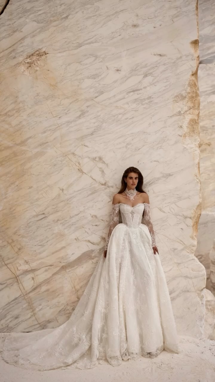 For the bride who wants a moment. Not just a dress.
MARIA @millanova 🤍
Modern bridal drama at its finest.
Zarte Chantilly-Spitze, die im Licht sanft schimmert.
Ein formgebendes Korsett mit integrierten Cups und transparenten Einsätzen, das die Taille perfekt definiert und die Silhouette streckt.
Und dann dieser Kontrast:
Ein voluminöser Princess-Rock, der Bewegung, Leichtigkeit und pure Bridal Couture vereint.
Die off-shoulder Silhouette und die langen, romantischen Spitzenärmel geben dem Look eine moderne, fast royale Attitude – feminin, stark und unvergesslich.
Der Rücken mit feinen Zierknöpfen?
Ein Detail, das den Moment beim Gang zum Altar noch einmal größer macht.
Für den finalen Look:
Der Marlene Choker oder ein langer Schleier für maximale Bridal Drama.
Soft. Powerful. Couture.
MARIA – für Bräute, die ihren Auftritt lieben.
Ab Mai bei uns im Store! 🔥🙌
Jetzt Wunschtermin sichern. Link in Bio.
#blushandbleudresden #princessbridal #modernbride #bridalcouture #chantillylace