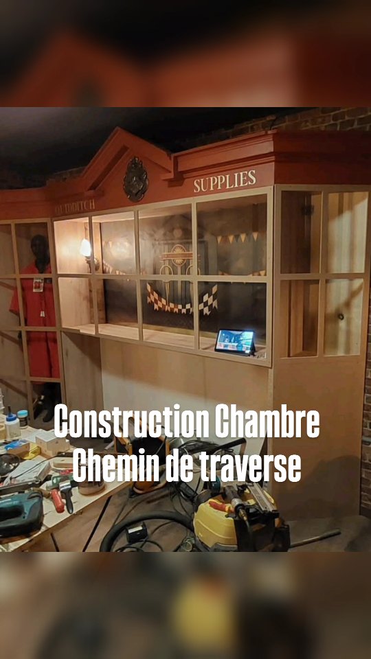 Dormir dans le décor du Chemin de Traverse etait l'ambition de notre 3ème chambre...
#auxnuitsmagiques #nuitinsolite #harrypotter #airbnb #hp