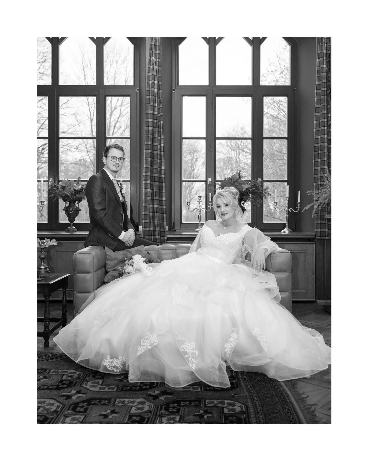 Es gibt Orte, die mehr sind als eine Kulisse. Sie geben euch Raum, anzukommen. Bei euch selbst und bei dem Menschen an eurer Seite.
Zwischen warmem Holz, tiefen Farben und dem sanften Licht, das durch die hohen Fenster fällt, entsteht etwas, das sich nicht planen lässt. Nähe. Ruhe. Echtheit.
Ein Blick. Eine kleine Berührung. Ein Moment, der nur euch gehört.
Genau diese Augenblicke sind es, die bleiben. Nicht perfekt inszeniert, sondern ehrlich gefühlt.
Und genau das ist es, was eure Hochzeitsreportage ausmacht. Nicht nur Bilder. Sondern Erinnerungen, die euch auch Jahre später wieder genau dorthin zurückbringen.
Wenn ihr euch eine Hochzeit wünscht, die sich genauso echt anfühlt wie eure Verbindung, dann lasst uns darüber sprechen. Ich begleite euch mit einem Blick für die leisen, wertvollen Momente, die oft zwischen den großen passieren.
Credits
Photography: @jaronkwast.photography
Dress: @dearbride.de
Location: @herrenhausviecheln
#hochzeitsfotograf #hochzeitsfotografhamburg #hamburghochzeit #hochzeithamburg
norddeutschland hochzeitnorden luxurywedding editorialwedding weddingphotographer weddinggermany fineartwedding authenticwedding
hochzeitsreportage hochzeitsfotografie brautpaarshooting winterhochzeit dezemberhochzeit brautinspiration weddinginspiration bridestyle brautkleid hochzeitslocation herrenhaus germanywedding