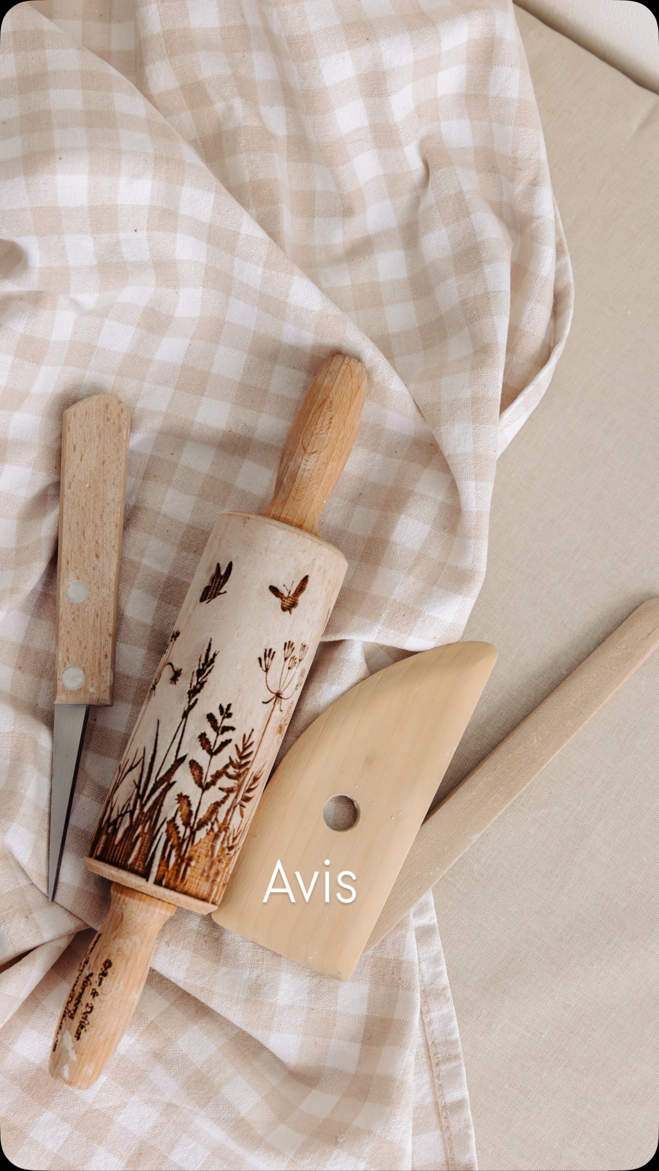 Il y a des moments dans une vie d’atelier où on ne sait plus exactement quelle direction prendre…
Cet été, je me pose beaucoup de questions.
Finalement, je ne pars pas tout de suite en Russie… et ça ouvre encore plus de possibilités, mais aussi beaucoup d’hésitations.
Est-ce que je continue les cours de poterie hebdomadaires ?
Ou est-ce que je m’oriente vers des formats plus libres :
des ateliers céramique, des workshops, des stages de poterie plus courts ?
Est-ce que je crée des stages enfants en poterie pendant les vacances scolaires ?
Des cours de poterie pour les enfants ?
Ou plutôt des ateliers de peinture sur céramique pour les personnes de passage, les touristes, les curieux ?
Il y a mille idées…
mais pas encore de réponse claire.
Et je crois que c’est ok.
Parce que la céramique m’a appris ça aussi :
prendre le temps, écouter, laisser venir.
Ne pas forcer une forme… mais la laisser apparaître.
Peut-être que cet été sera différent.
Plus libre, plus intuitif, plus doux.
Si tu passes à l’atelier,
si tu as envie de créer, de tester, de toucher la terre…
sache que les portes restent ouvertes 🤍
Et peut-être que cette fois,
ce n’est pas moi qui décide…
mais nous, ensemble