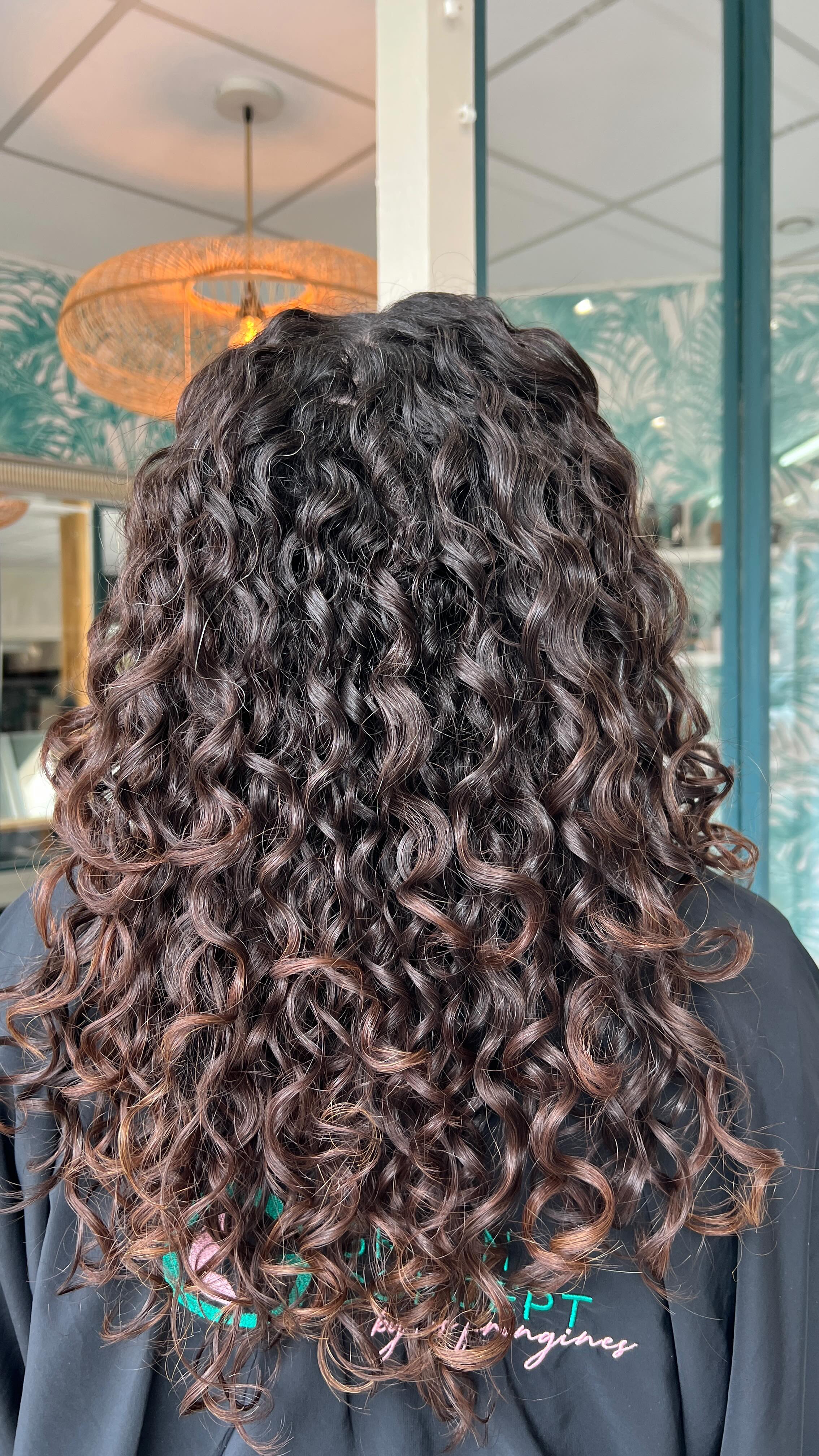 Les boucles ne sont pas qu’une texture… ce sont aussi des gestes
La bonne routine, les bons produits et surtout la bonne technique peuvent transformer complètement vos ondulations, boucles ou frisures.
Chez Green Concept, nous vous apprenons à comprendre vos boucles et à les sublimer au quotidien : définition, hydratation, volume et brillance.
💇♀️ Envie de maîtriser votre routine curly ?
Prenez rendez-vous avec nos expertes au salon à Combs-la-Ville et révélez tout le potentiel de vos boucles.