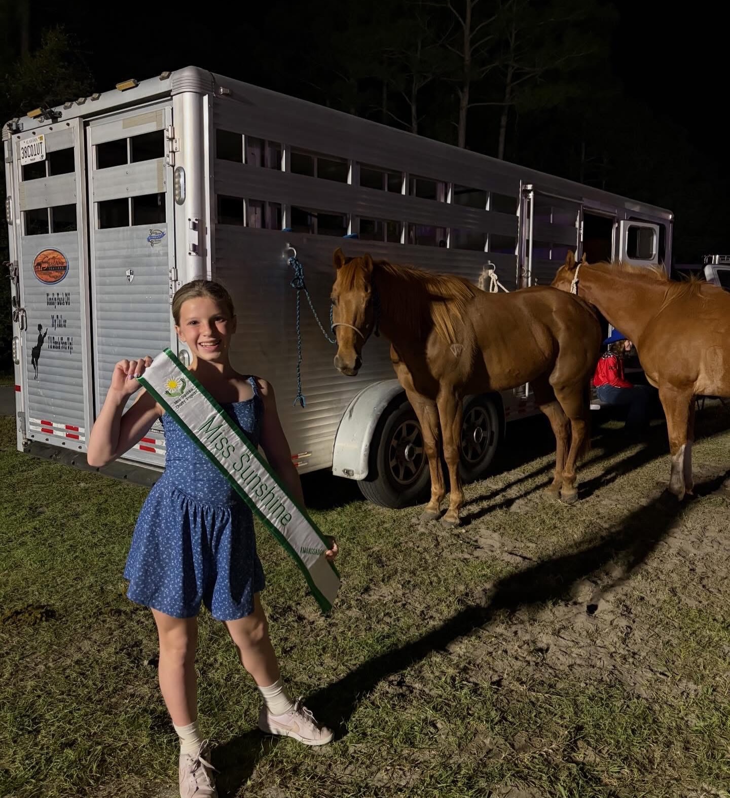 Recently our Miss Sunshine Charity Pageant Jr Ambassador Cora had the best time making an appearance at the Westonwood Ranch Charity Rodeo in her hometown ❤️ 🐴🧲
It was her first Rodeo and she really enjoyed seeing the amazing animals and people have such passion and drive ❤️ Cora aLeo enjoyed learning about barrel racing, bull riding and seeing how they rope cattle! She even got to ride a horse! Great job spreading sunshine Cora! #misssunshinecharitypageant #spreadingsunshinethroughkindness
