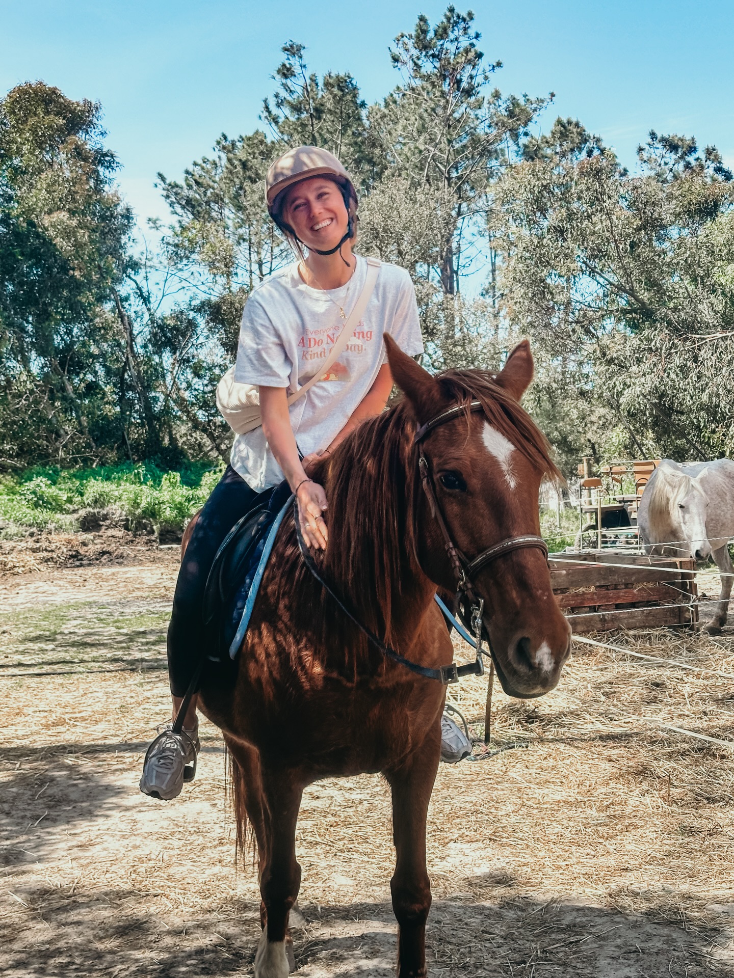 Das größte Thema mit dem ich mich gerade persönlich beschäftige, ist die Vergebung.
Ich glaube, dass wir nie richtig frei sein können, wenn wir Groll in uns nicht loslassen.
Bin aber auch wirklich immer wieder richtig herausgefordert, weil die Wut auf die Umstände und Ungerechtigkeit in der Welt nunmal da ist.
Laut! In mir!
Und ich auch nicht einsehe, die wegzuignorieren.
Ich denke, es ist ein schmaler Grad, den wir gehen müssen zwischen „Ich kümmere mich um mich, um gesund und frei und glücklich zu sein“ und „Ich verschließe meine Augen nicht und stehe voller Mitgefühl ein für meine Mitmenschen.“
Achja und ganz wichtig:
Vergeben heißt nicht gut heißen, was passiert ist!!
Es heißt sich selber die Energie zurückzuholen.
Stimmst du mir zu?
Wie steht’s um deine Vergebung?
Gerade bin ich super glücklich, weil ich ausreiten war, mein inneres Kind sehr zufrieden ist und mir die Sonne auf den Rücken scheint.
Gerade fühl ich mich frei und leicht und unbekümmert und hoffe, das Gefühl hält noch lange an 🌞
Die Buchseite ist aus meinem Lieblingsbuch Shantaram von Gregory David Roberts. Empfehlung an alle :)
So, ich les mal bisschen weiter.
Freu mich auf deine Gedanken zum Thema!
Danke, dass du da bist!
Genau so, wie du bist, braucht dich die Welt! 🤍