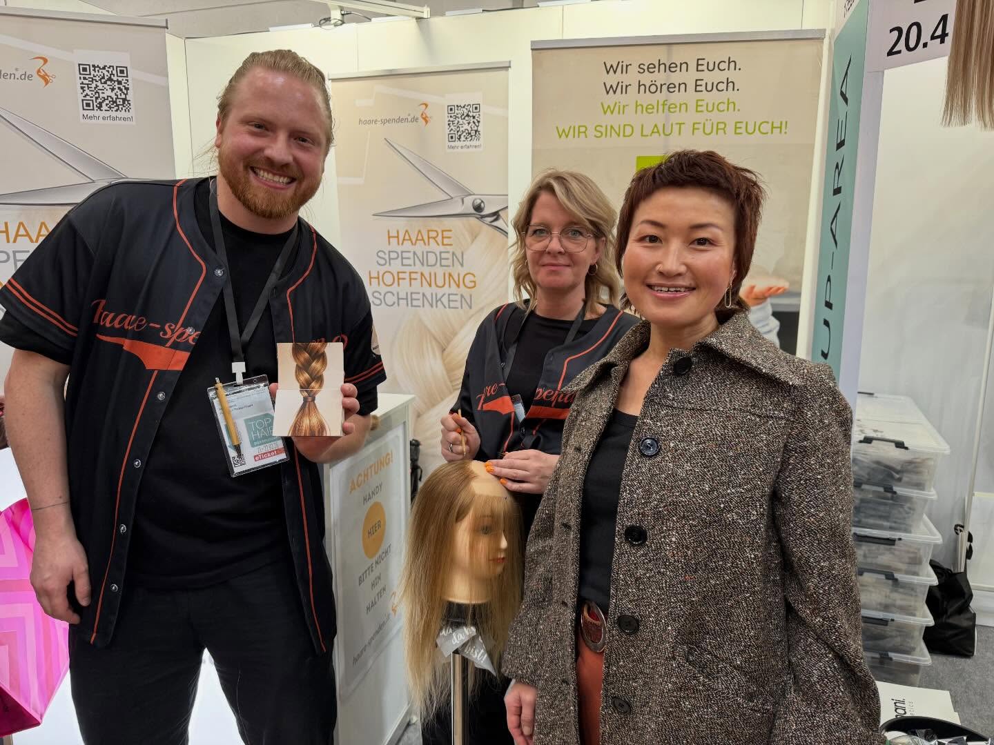 Am vergangenen Wochenende fand in Düsseldorf die Friseurmesse statt.
Wir sind Partnersalon von @haare_spenden.de ,
konnten wir vor Ort sehen , wie Perücken hergestellt werden, und das Team persönlich kennenlernen.
#haarspenden
#hairdonation
#friseursalonberlin
#friseursalonprenzlauerberg
#fürkrebskrankekinder