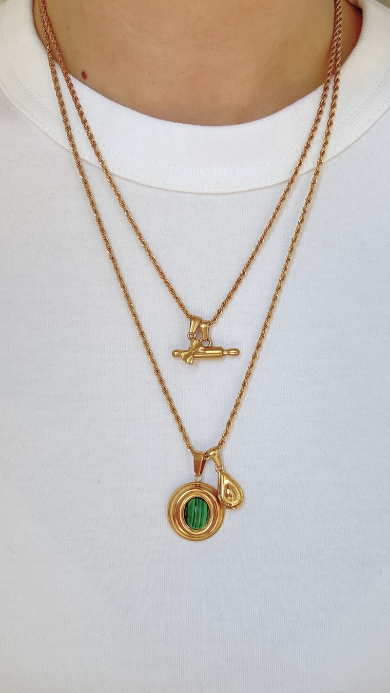 Ogni charm cambia qualcosa.
Un simbolo, un ricordo, un dettaglio che parla di te.
Mediteràllia nasce così: simboli di vita lenta da comporre liberamente e portare ogni giorno!
Crea la tua, a modo tuo. 🌞