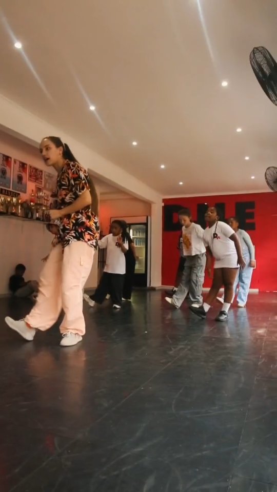 New challenge. Different street style. Same energy🔥🕺
Our Hip Hop Juniors stepped out of their comfort zone and into the world of House dancing one week in their open class! Faster feet, deeper grooves, and a whole new kind of bounce💃⚡
It's about light feet, constant movement, and letting the music carry you instead of forcing it 🎶✨
Want your child to level up their versatility? WhatsApp 067 852 1567 to join a class📲
#danceit #danceitstudios #dancestudio #danceclass #danceforkids