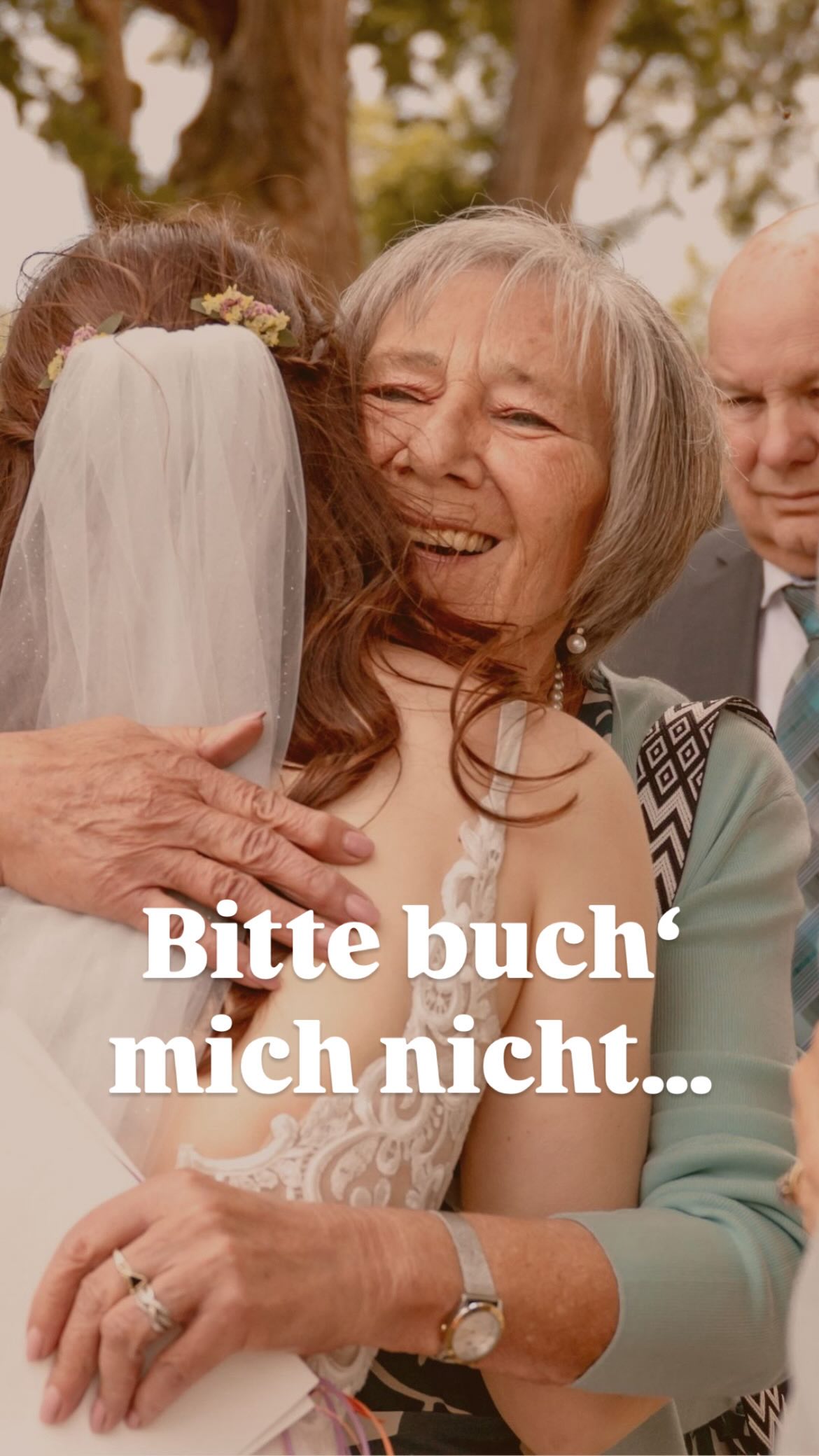 Wenn du dir keine emotionalen Bilder wünschst, sondern du einfach nur schnell ein paar Fotos „abhaken“ möchtest, wenn du dich vor der Kamera lieber alleine durchkämpfst, und wenn dir Service, Beratung und ein gutes Gefühl dabei nicht wichtig sind…
…dann bin ich wahrscheinlich nicht die richtige Fotografin für dich.
Aber wenn du dir Bilder wünschst, die sich nach euch anfühlen, wenn du dich unterstützt und sicher fühlen möchtest, und wenn du dir wünschst, dass dieses Shooting mehr ist als nur ein Termin im Kalender…
dann verspreche ich dir:
Hier geht es nicht nur um Fotos.
Hier geht es um euch und eure Momente.
Um Gefühle, die sichtbar werden.
Und um dich, genau so, wie du bist. 🤍
✨ Schreib mir „EMOTION“ per Nachricht, wenn du genau das suchst.
_________
Hi, ich bin Isabel - deine Wohlfühl-Fotografin mit Herz für Hochzeiten & Familien in Weikersheim und Würzburg. Für emotionale Fotos, die euch zeigen wie ihr seid, seid ihr bei mir genau richtig!
Isabel Heine Fotografie
www.herz-und-gold.de
isabel@herz-und-gold.de
Fotostudio Weikersheim
Newbornfotos
Familienfotos
Babybauchfotograf