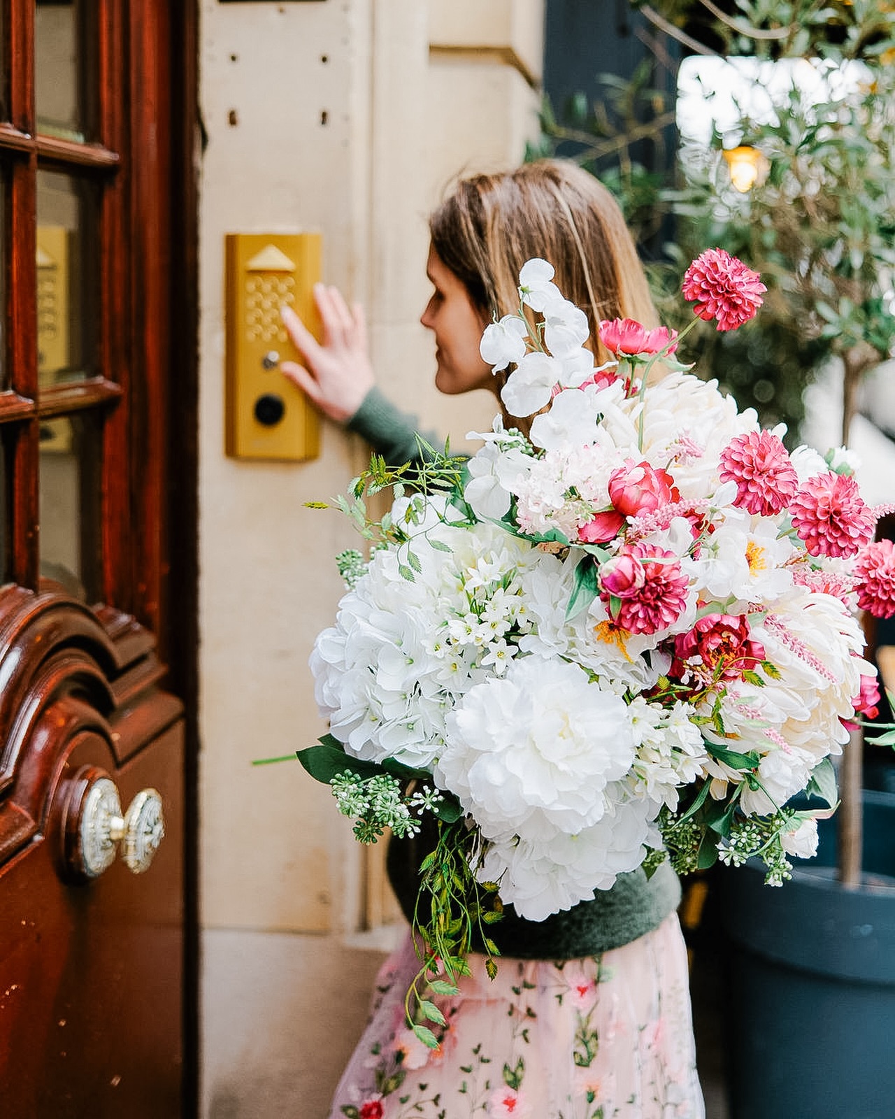 Olemme auki huomenna lauantaina klo 12–15 ✨
Meille saapui alkuviikosta paljon uusia silkkikukkia.
Pääsiäisen vierailuille kukat ovat aina hyvä idea 🌸
#silkkikukkakimppu #kukkakauppaespoo #kukkialahjaksi #pääsiäiskukat