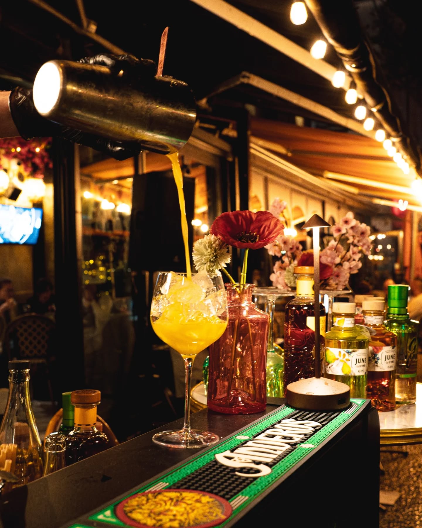 Merci à tous pour cette soirée Printemps au Chat Noir 🌹🌻🌺🌷
De la musique entre un cocktail @maisonvillevert et une burrata spécialement préparée par notre cheffe. Des sourires, des fleurs, tout pour bien lancer le printemps !
#chatnoir #printemps #soireespeciale