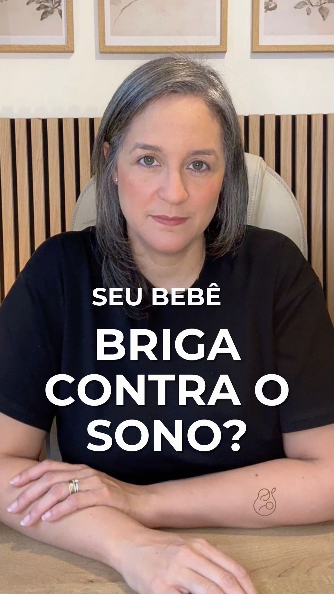 Muitos pais acham que, quando o bebê luta contra o sono, é porque ele ainda não está cansado.
Mas, na maioria das vezes, acontece o contrário.
Quando o bebê passa do ponto ideal para dormir, o corpo entra em alerta — e adormecer fica mais difícil.
Por isso alguns bebês parecem ganhar energia bem na hora de dormir.
Ficam mais agitados.
Choram mais.
Demoram mais para relaxar.
E isso não é resistência.
É cansaço acumulado.
Aprender a observar os primeiros sinais de sono muda completamente a hora de dormir — e muitas vezes transforma também a noite.
Sono infantil não começa quando o bebê deita.
Começa muito antes.