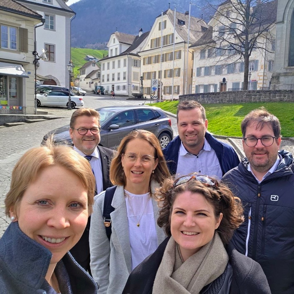 Schnappschuss aus der Mittagspause 📸
Im Landrat haben wir am Mittwoch über den assistierten Suizid, finanzielle Unterstützung fürs Sozialamt oder den Ausbau von Fuss- und Velowegen debattiert – zentrale Themen für unsere Partei von Selbstbestimmung über finanzielle Ressourcen bis zur nachhaltigen Mobilität.
Noch bis Juni sind wir in dieser Konstellation gemeinsam unterwegs. 💚
#glp #nidwalden #landrat #politik #nachhaltigkeit #mobilität #bildung #gesundheit