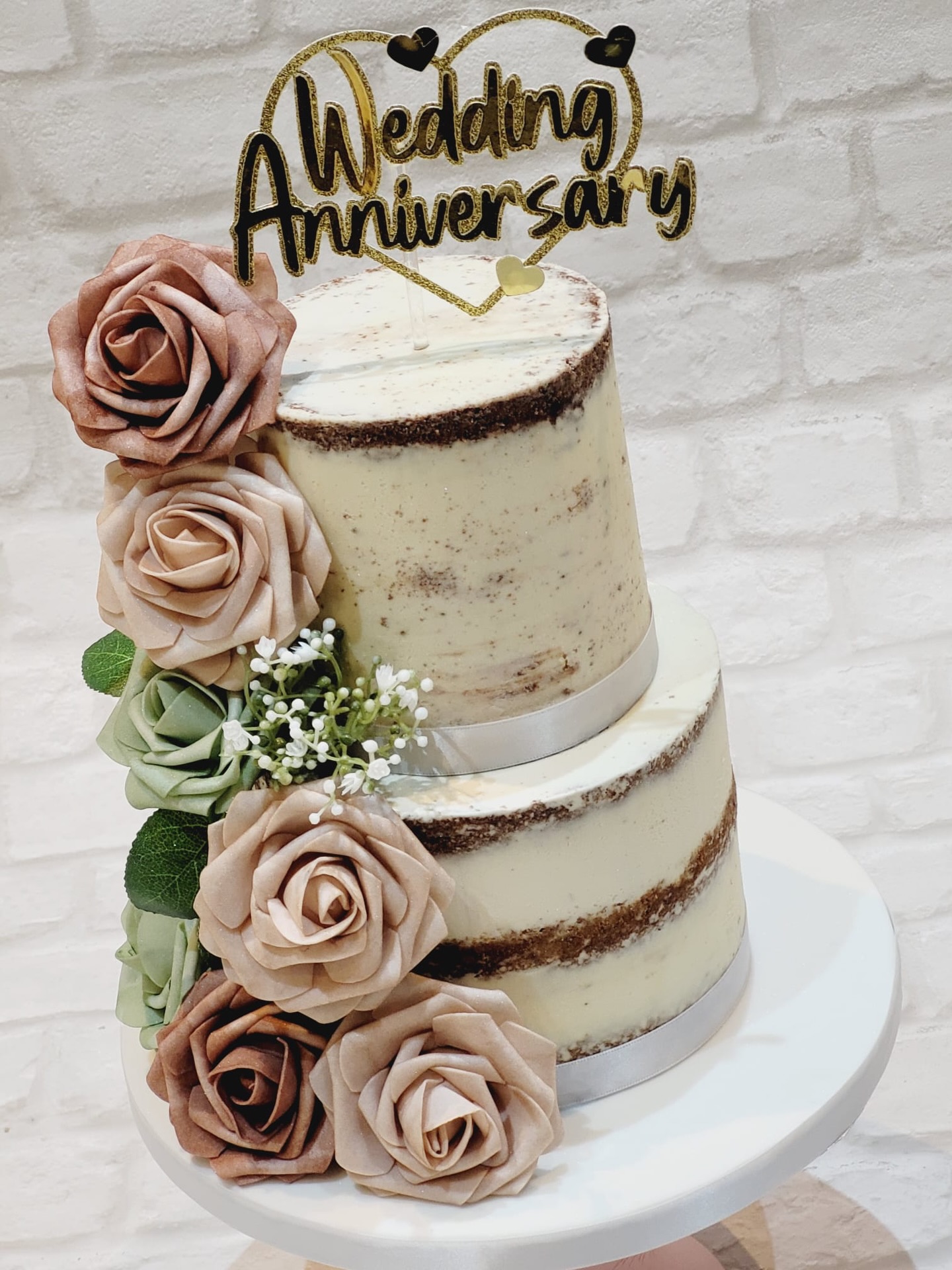 Love, layered to perfection 🤍
This elegant semi-naked wedding anniversary cake is a celebration of timeless romance -adorned with roses in soft, natural tones and finished with a delicate gold topper. A beautiful centerpiece for a love story that only gets better with time.
#WeddingAnniversary #LuxuryCake #ElegantDesign #AnniversaryCake #LoveInBloom