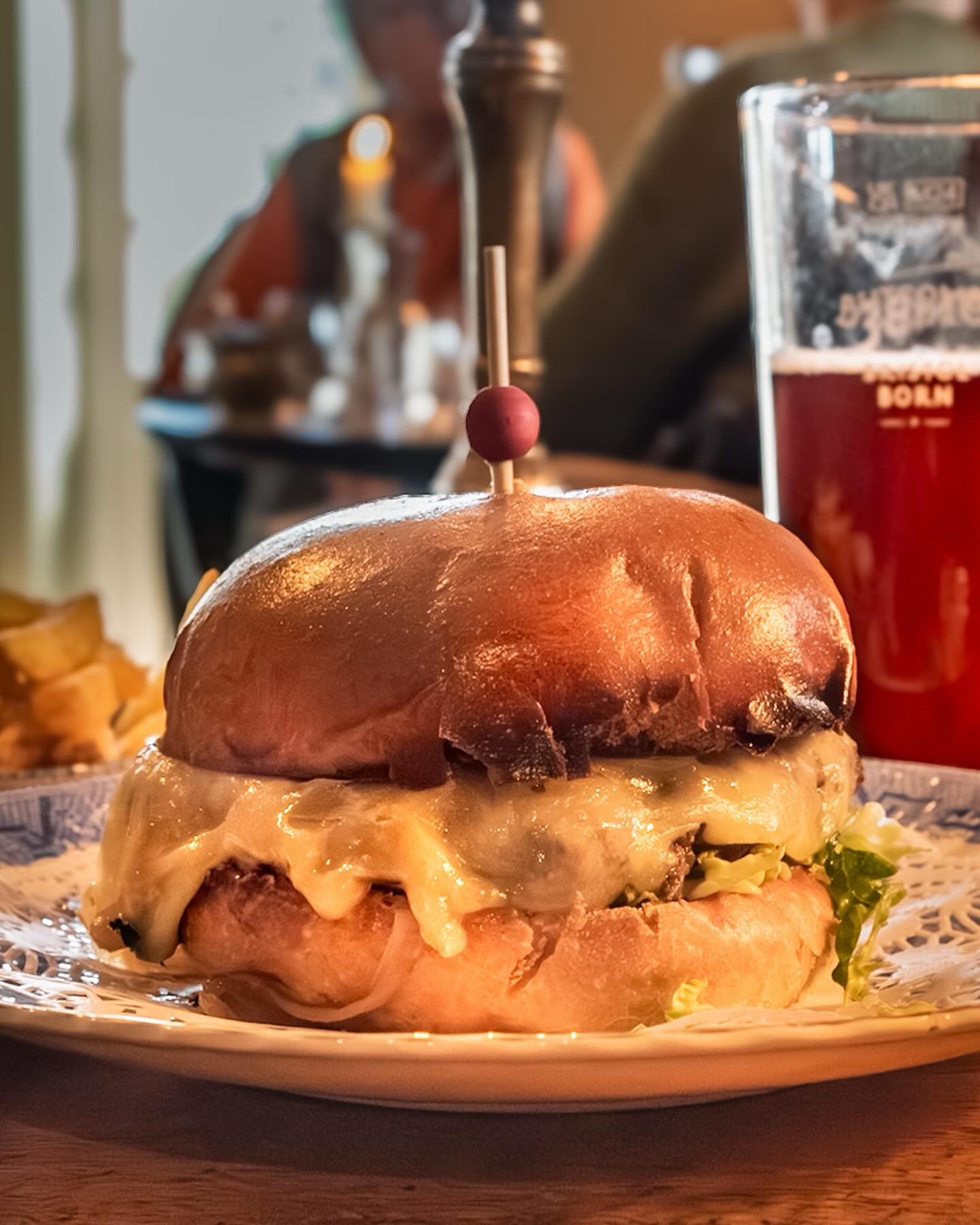 The rather splendid Bradley Hare aurox dry-aged beef burger, which our erratic photographer captured (and consumed!) today. #burger #food #ale #maidenbradley @thebradleyhare @garfieldaustinphotography