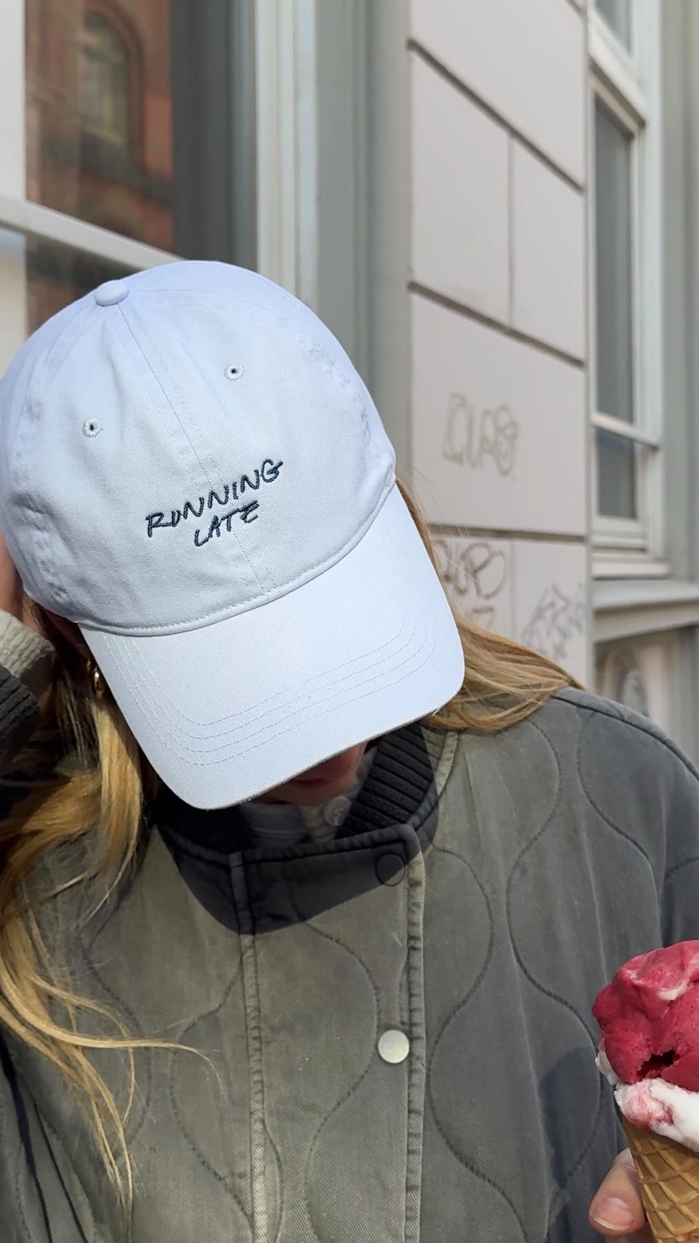 RUNNING LATE
Wenn man schon zu spät kommt, dann wenigstens mit Style hihi
Kennst du jemanden der die Cap braucht? 👀
In dem Reel:
‘Handwritten’ Stick Design in navy auf einer light lavender Cap
———
#type #personalisierbar #smallbusiness #handmade #cap
