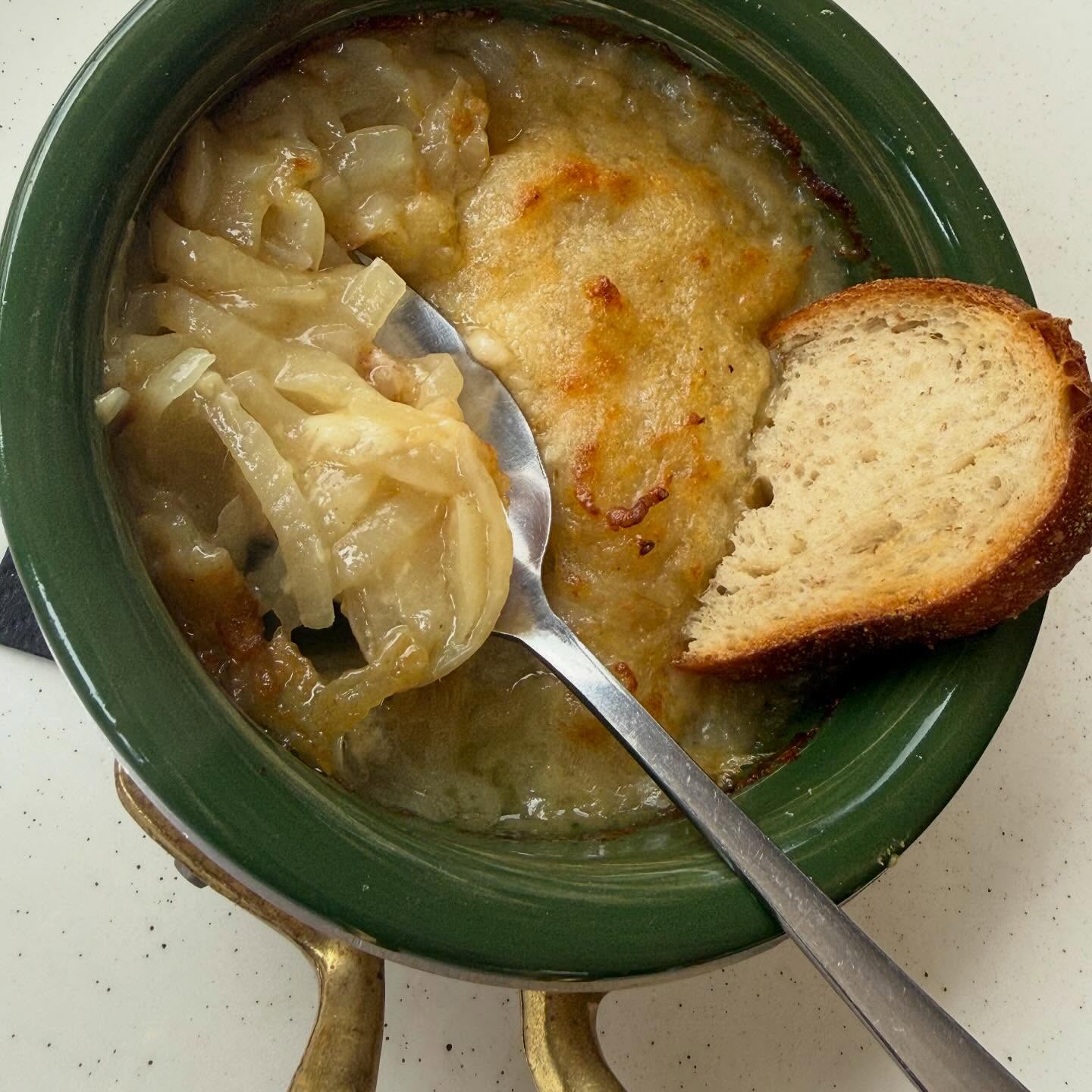 Zuppa di cipolle, quella che scalda davvero.
Pane tostato, cucchiaiate lente…
e fuori può anche fare freddo.
“Questa la te sistema anca la giornada.”
#daRossino, le cose semplici sono le più buone. 🥣🍷