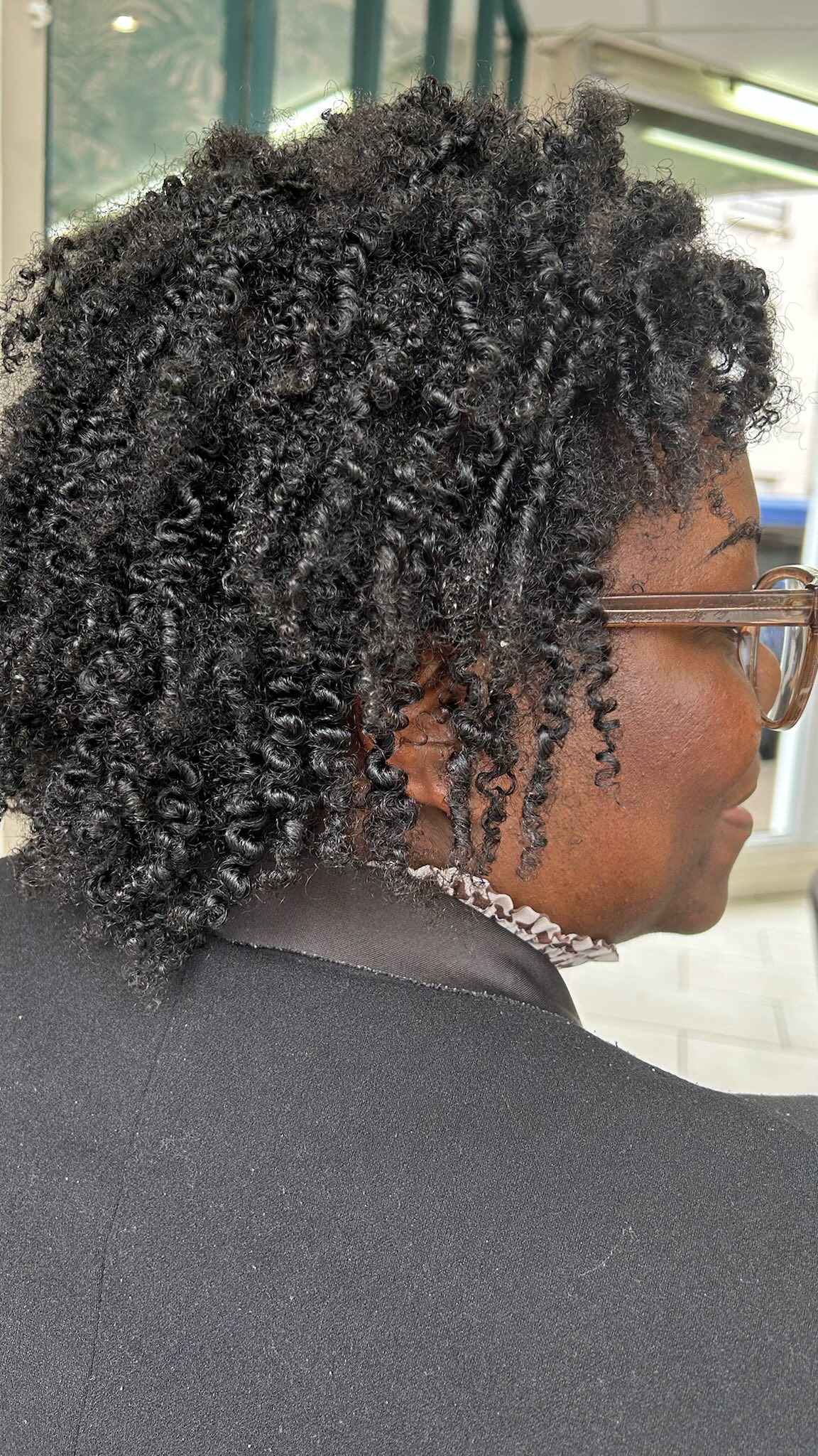 Le twist-out : une belle façon de révéler toute la richesse des cheveux crépus
Cette technique permet de définir les boucles, apporter du volume et sublimer la texture naturelle, tout en respectant la fibre capillaire.
Avec les bons gestes et les bons produits, les cheveux crépus peuvent exprimer toute leur beauté et leur personnalité.
Chez Green Concept, nous aimons mettre en valeur toutes les textures naturelles : boucles, frisures et cheveux crépus
💇🏾♀️ Envie d’apprendre à sublimer vos boucles ou votre texture naturelle ?
Prenez rendez-vous avec nos expertes au salon à Combs-la-Ville