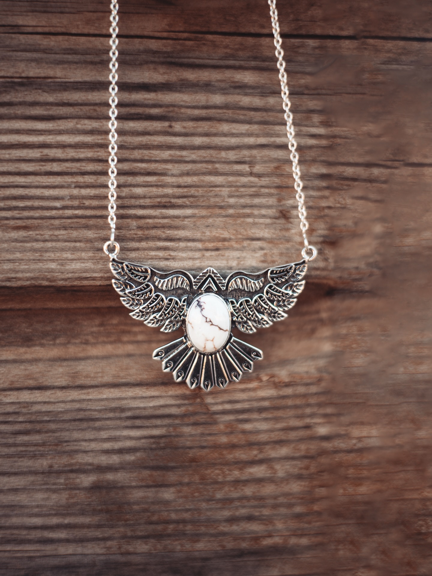 Résumé de ces quelques jours chez Sonora 🌵
1 - Encore une nouveauté avec ce collier en argent et pierre de Wild Horse. Un aigle en signe de protection qu’on aime BEAUCOUP trop
2 - Merci pour toutes vos commandes 🥹
3 - La bague Canyon Whisper en route pour faire une heureuse
4 - Shooting improvisé dans des conditions parfaites : mon cheval, sunset printanier et ma bague Sagebrush toujours en Wild Horse 🫶
Vous êtes très nombreux et nombreuses à me faire confiance ce mois ci et mon cœur explose, mille merci ! 🤍
#cameraroll #lifelately #bijoux