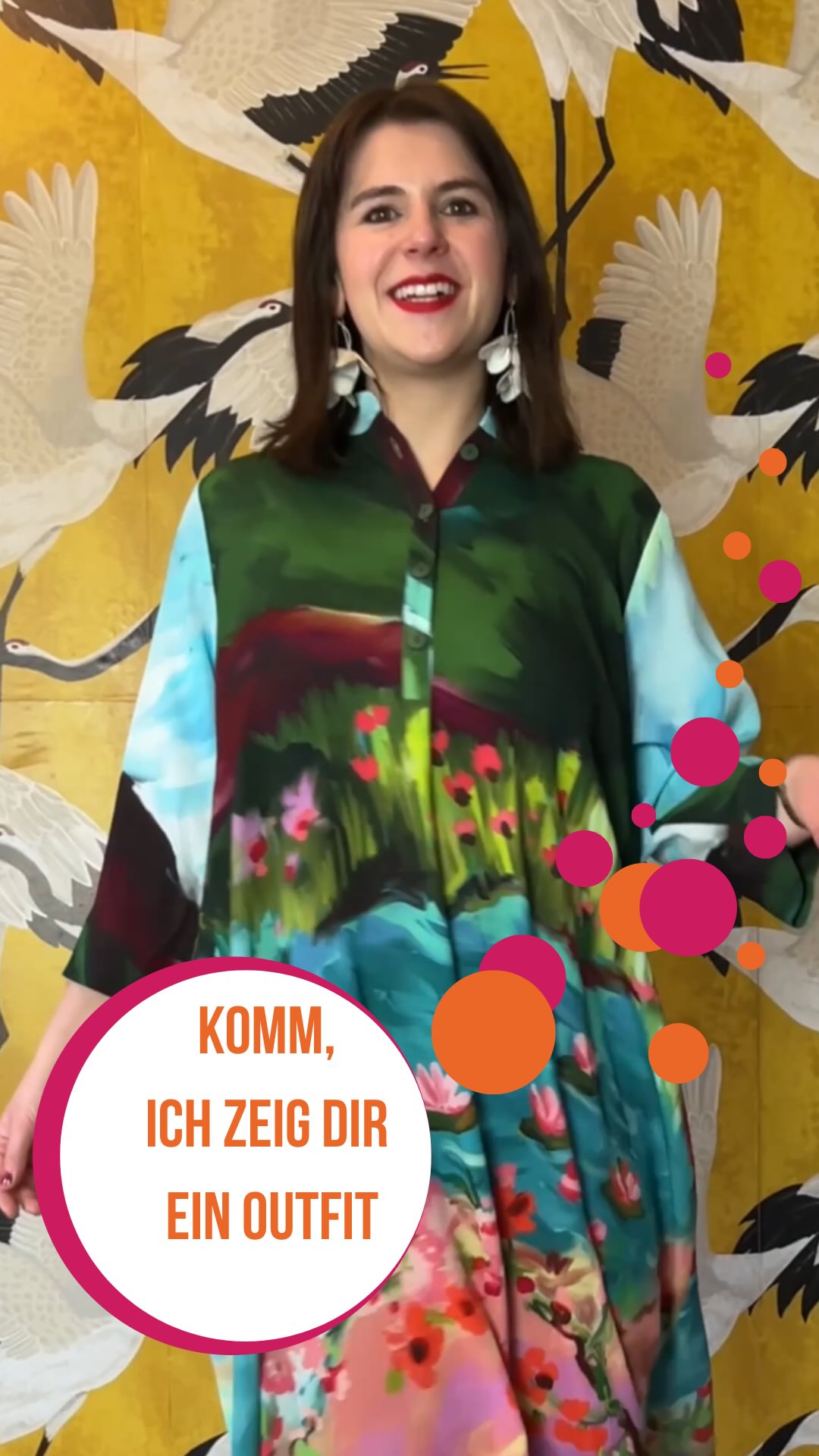 Komm, ich zeig dir ein Outfit die Seerosen Tunika (194,95 €) stammt von einem dänischen Label dazu passt ein ajour Strick aus Parole (159, 95) sowie Ballerinen aus Italien (139,95 €). Wenn du farbenfrohe looks und überraschende Kommis magst, freue ich mich, wenn du gekommen bist, um zu bleiben.#GeigerSchuheUndTextil #Nachhaltig #LieblingsOutfit #Mode