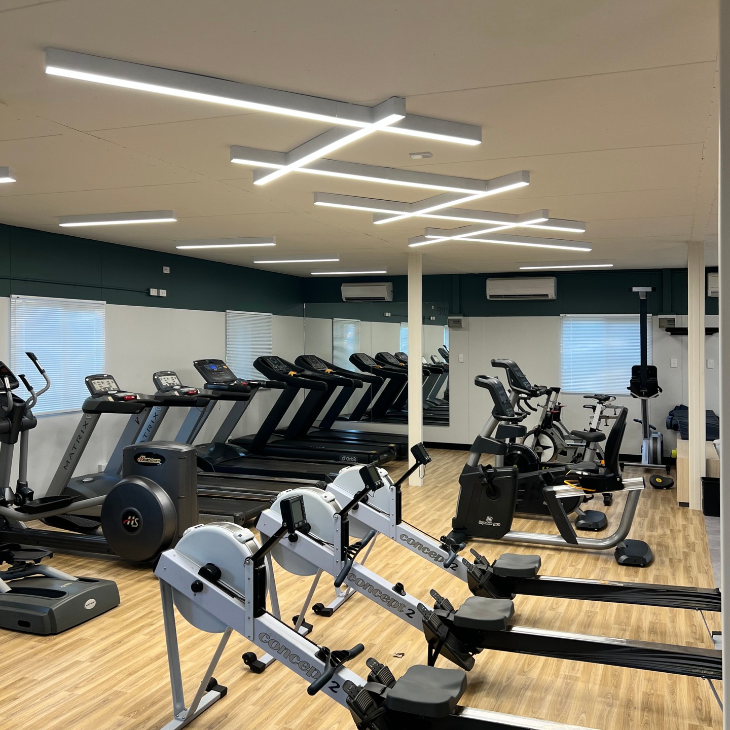ADDICTED TO LIGHT.
If you need linear lighting that is reliable, adaptable, and can withstand a challenging environment, you should be exploring the VEKTA range. The team at Searipple Gym did, now it has the V6060E providing IP40 surface mounted light for the training and changeroom spaces in a white extrusion. It is all of the above and looks amazing. Distributor: Aura Lighting. Builder: Coordinated Construction WA. Lighting Designer: Workshop Dine Studio WA.
#foslightinggroup #vekta #linearlightingsolution #ip40 #surfacemount #auralighting #coordinatedconstructionwa #worksopdinestudio