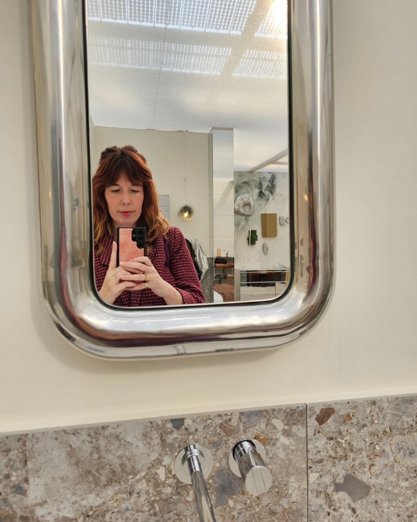 Het meest origineel (vind ik) en daarmee mijn favoriet van de @vtwonenendesignbeurs: de ruimte van Marlies Does in trendstijl New Brutalism. Brutalisme = strakke vormen, grove materialen en veel beton maar wat er 'New' is aan de trendstijl, zijn warme en zachtere accenten. Hoe ze hier kleur maar vooral materialen heeft gecombineerd, vind ik heel gaaf gedaan💚 Ik ben benieuwd wat jij van deze stijl vindt? Laat het weten in de poll👇🏻
#interieur #interieurstyling #interieurinspiratie #brutalisme #newbrutalism