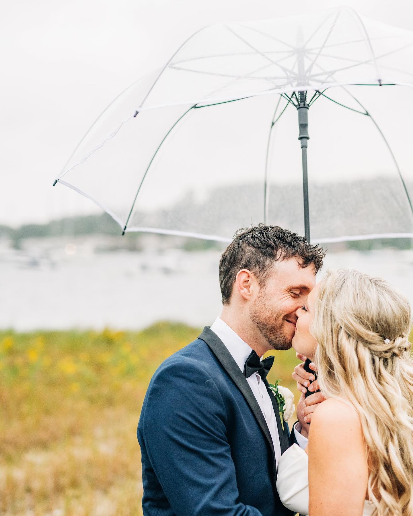 rain or shine 🤍 lauren + michael’s beautiful wedding at the centerport yacht club. surely one to remember!!!
@caitwillphotography
@camelotrentals
@bilskiproductions
@bellaflowersny
@stolenmomentsentertainment
@lovecrushbeauty